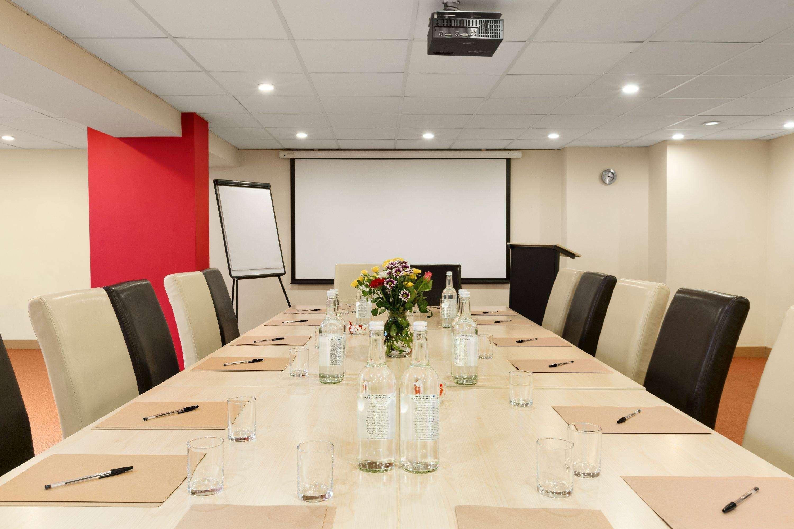 Centro de Negocios Ramada By Wyndham Hounslow - Heathrow East
