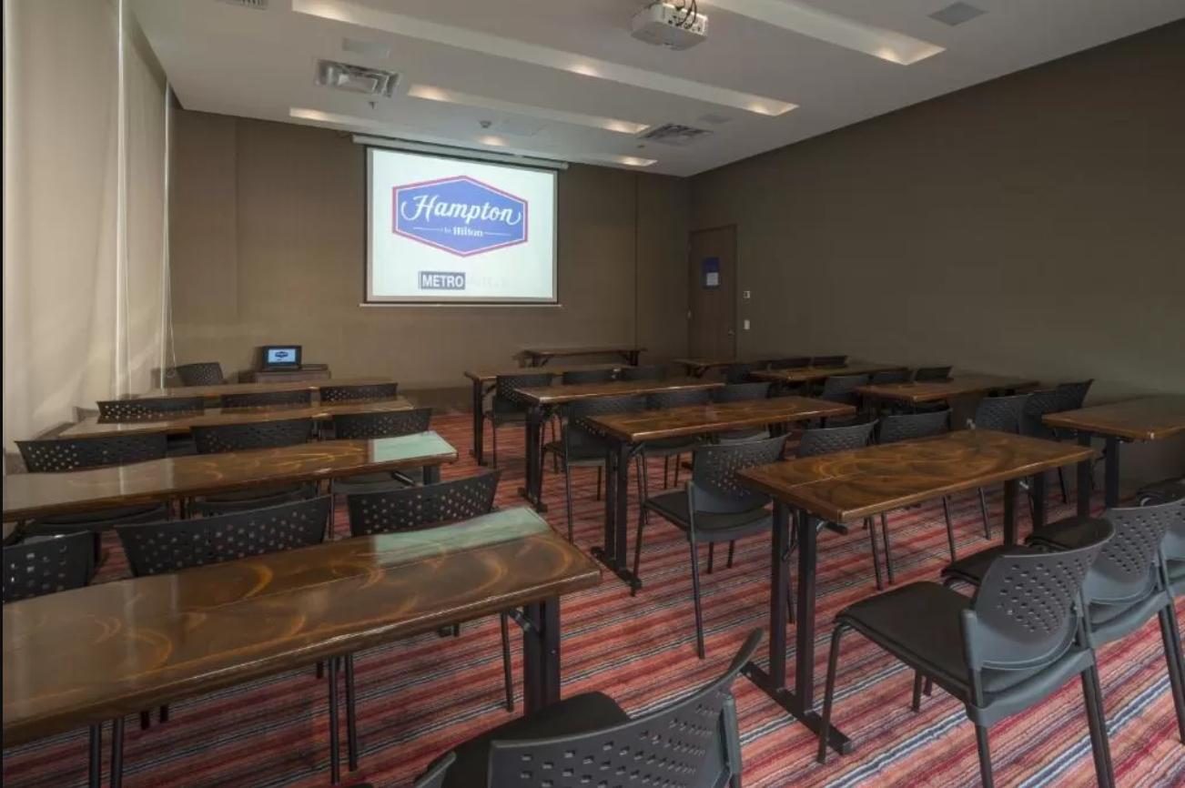 Sala de Reuniones Hampton by HIlton Valledupar