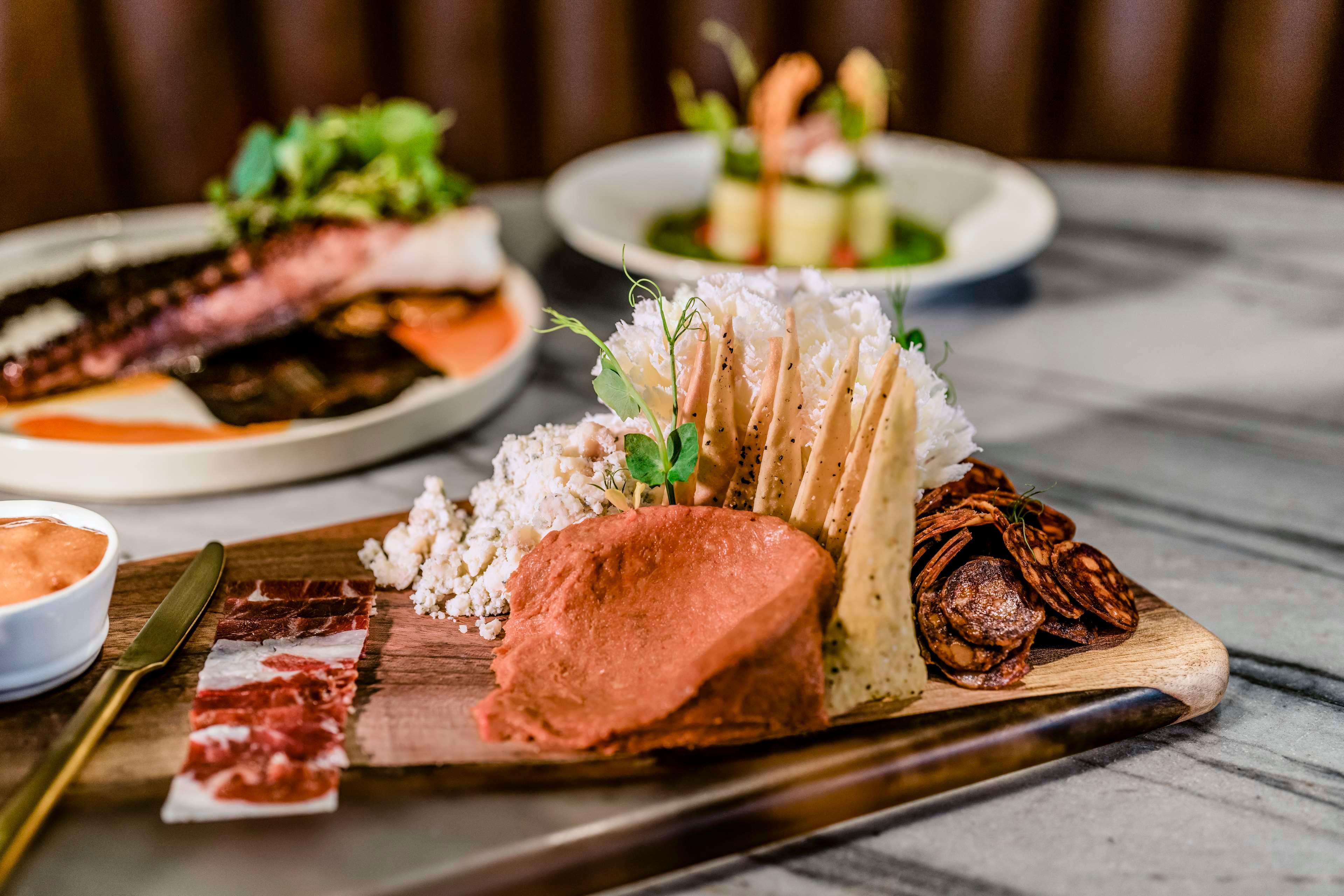 Restaurant Amway Grand Plaza, Curio Collection by Hilton