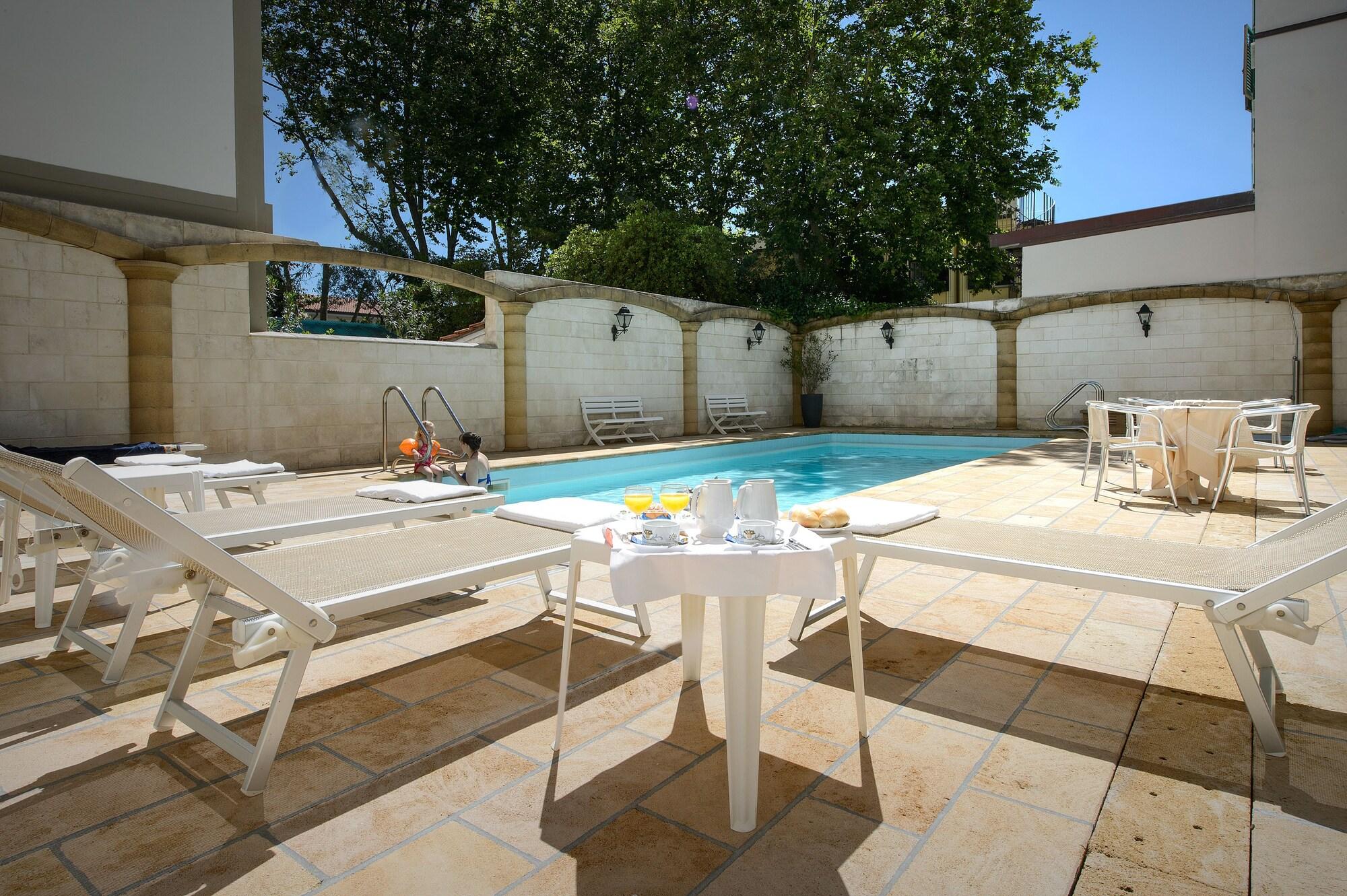 Vista Piscina Hotel Capri & Residence