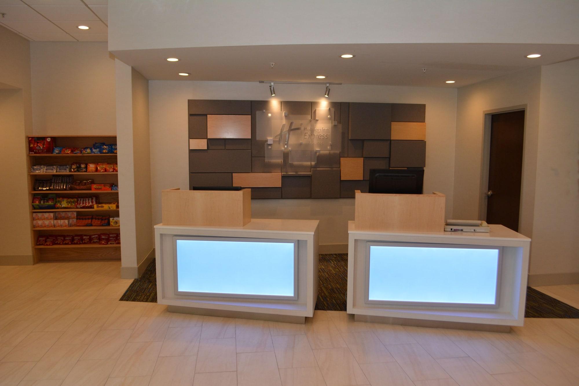 Vista Lobby Holiday Inn Express & Suites Waterville - North by IHG