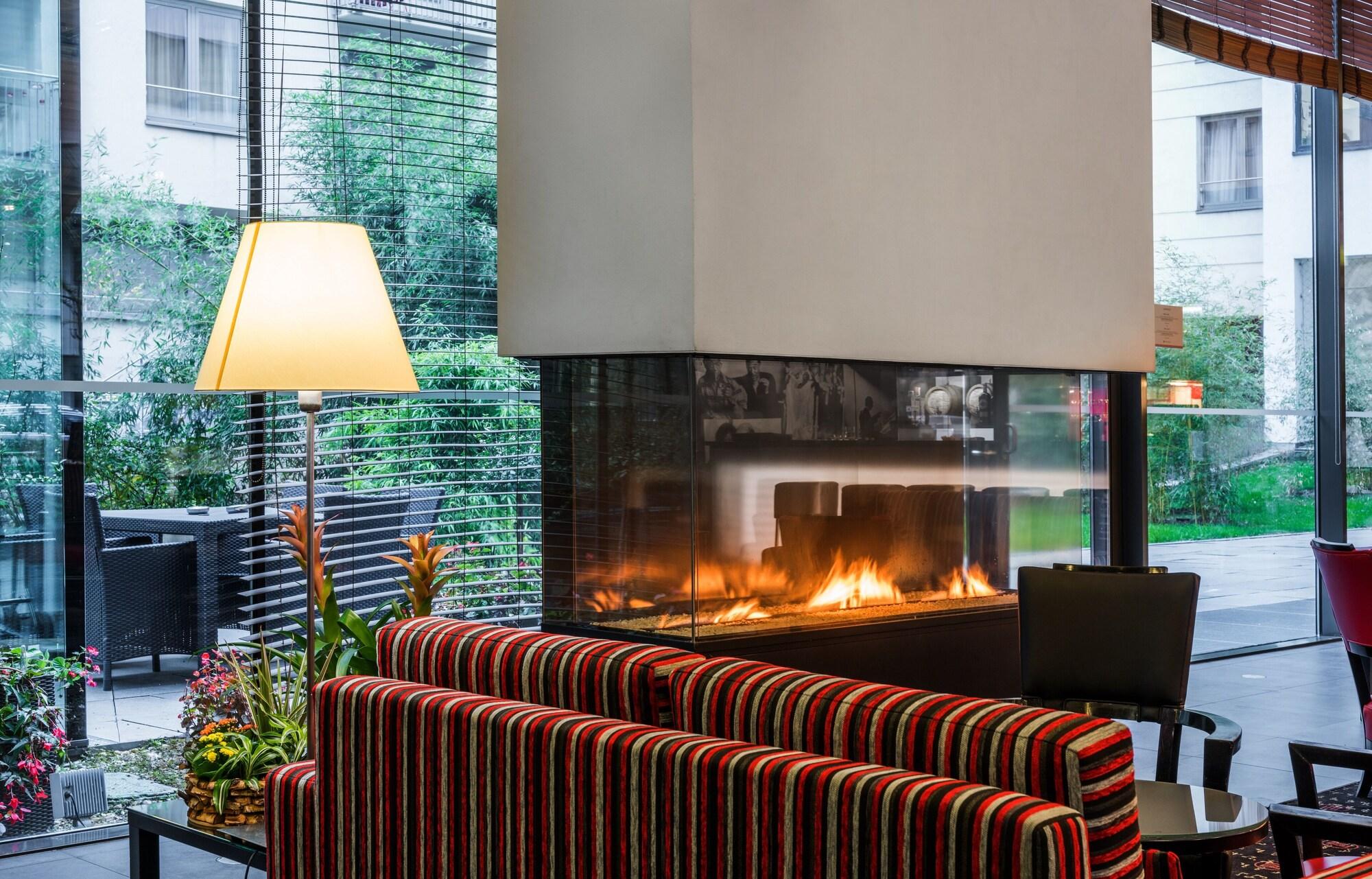 Vista Lobby OREA Hotel Angelo Praha
