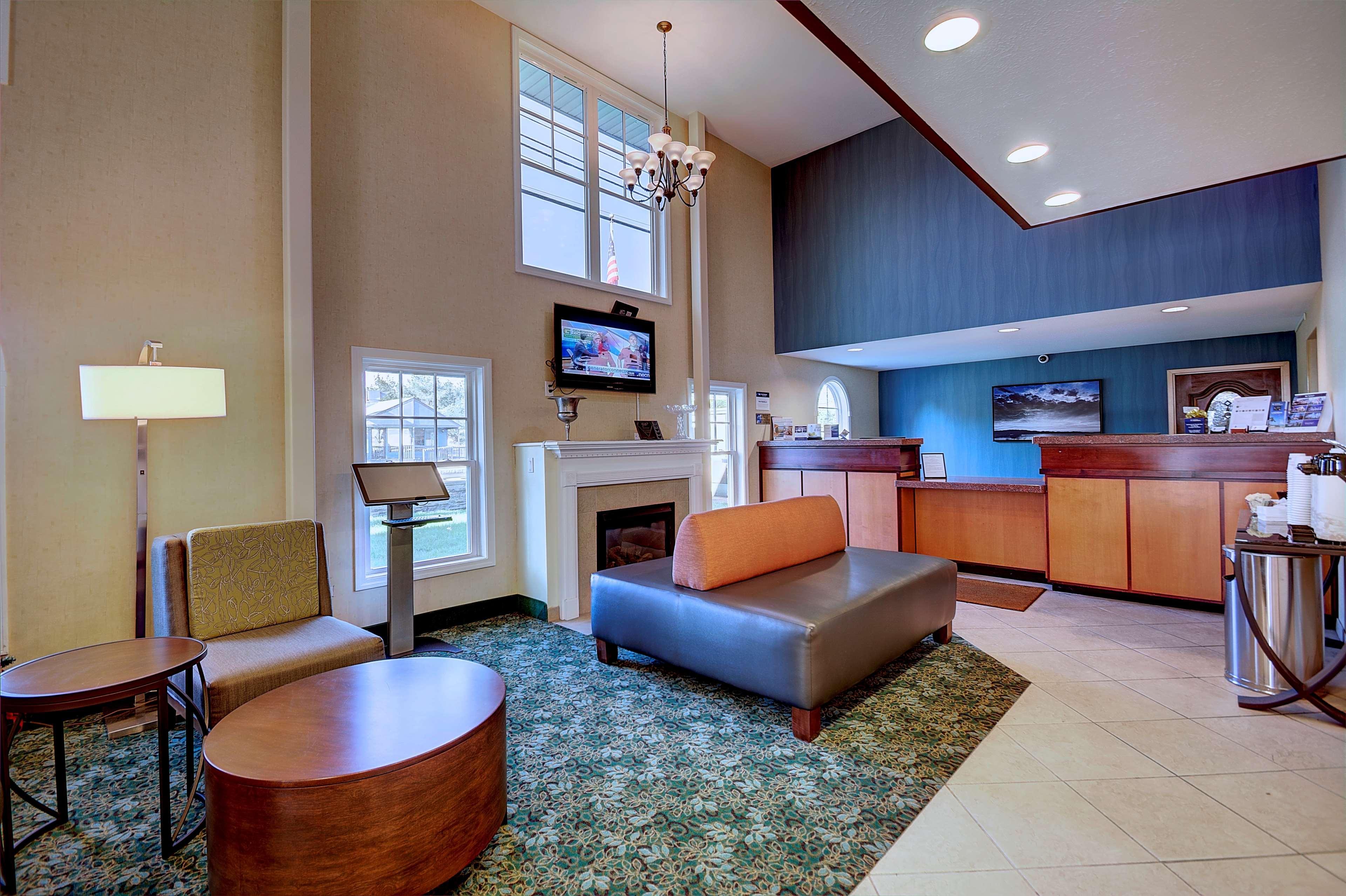 Vista Lobby Best Western Plus The Inn at Hampton