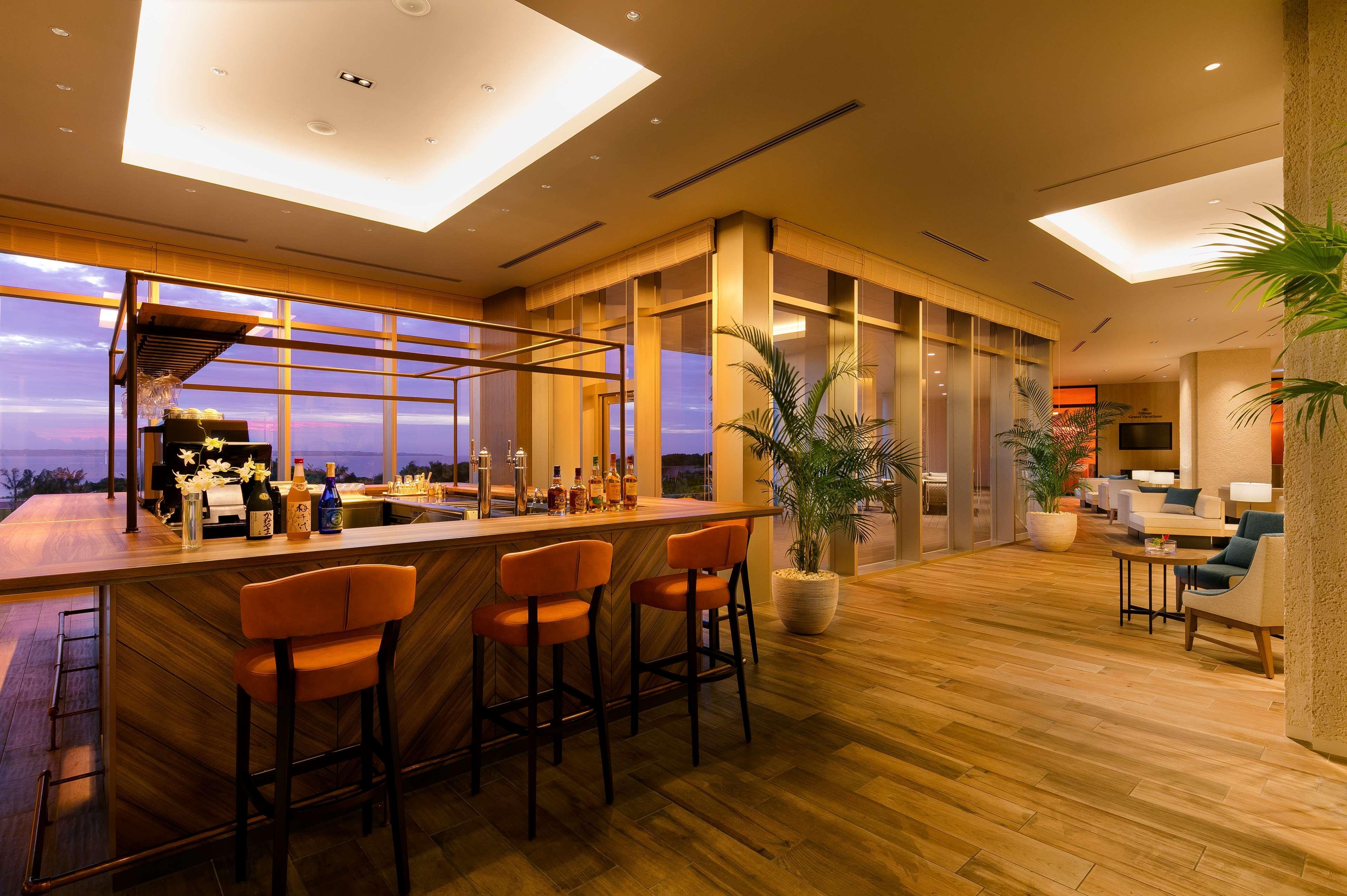 Bar/Salón Hilton Okinawa Sesoko Resort