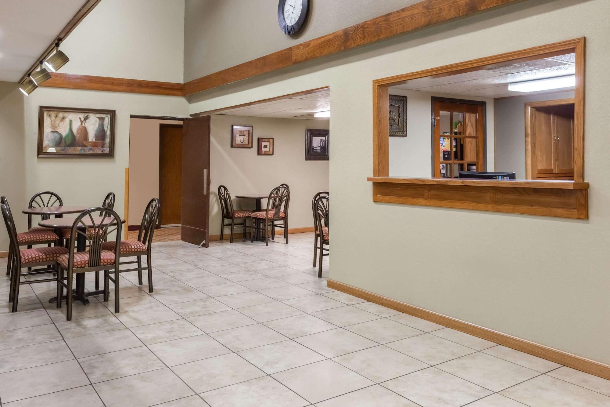Vista Lobby Super 8 by Wyndham Harrison AR