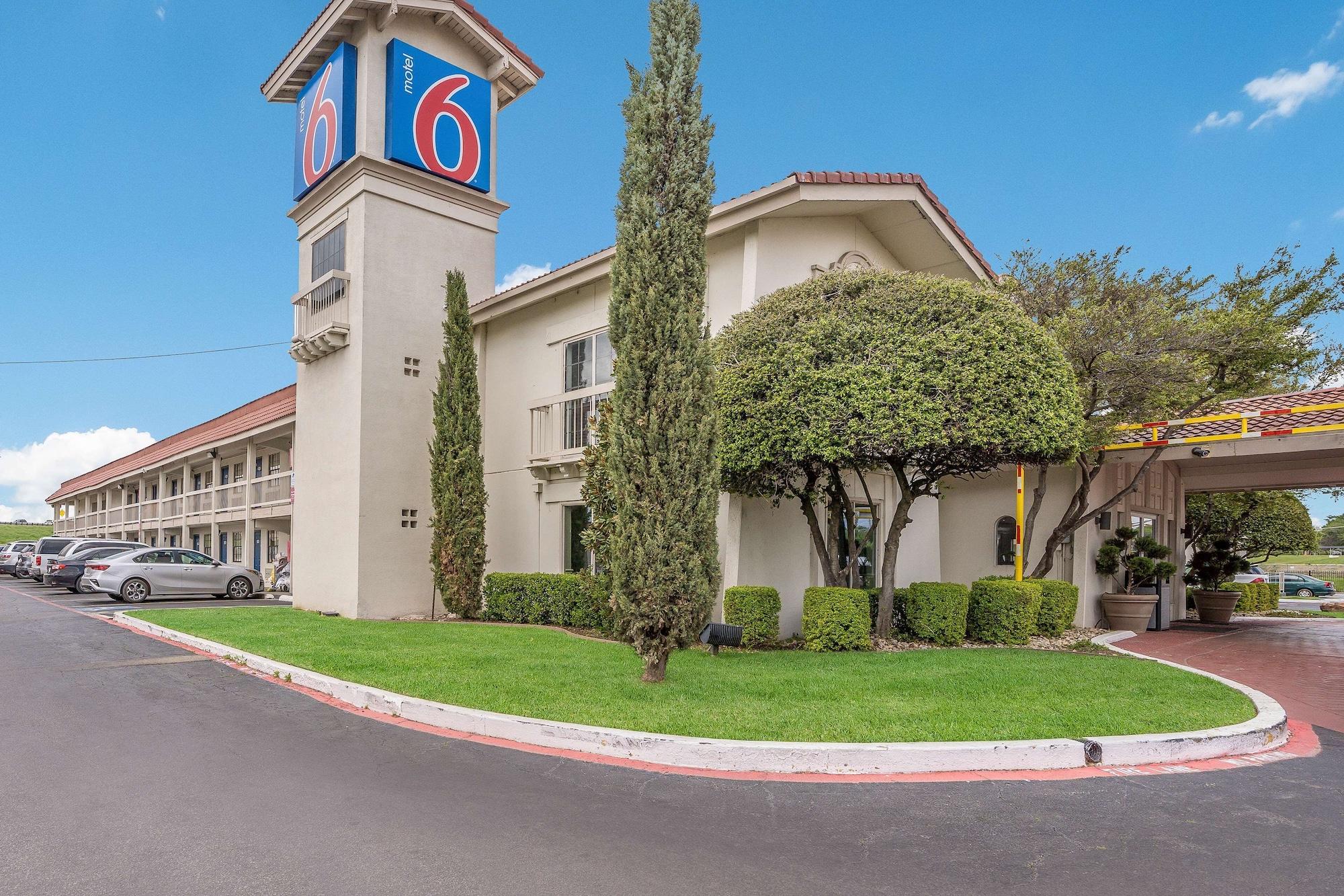 Varios Motel 6 Dallas, TX - Market Center