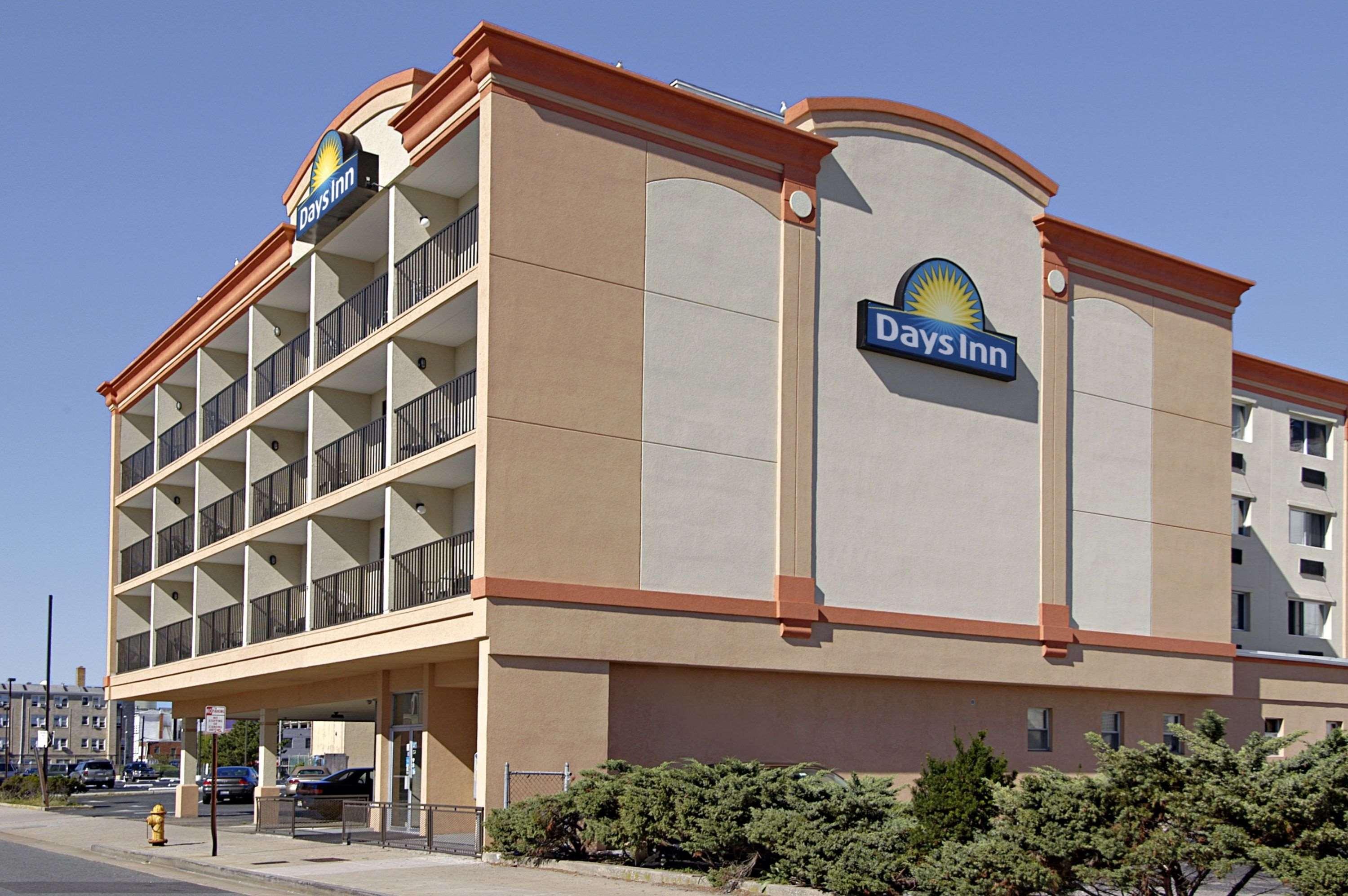 Vista Exterior Days Inn by Wyndham Atlantic City Beachblock