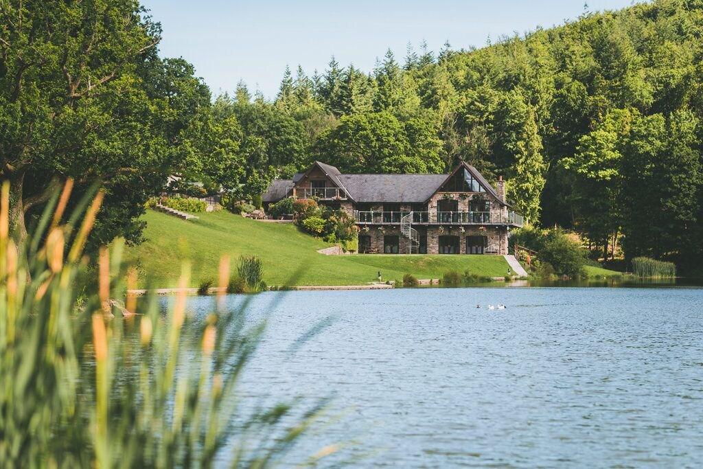 Vista Exterior Canada Lodge and Lake