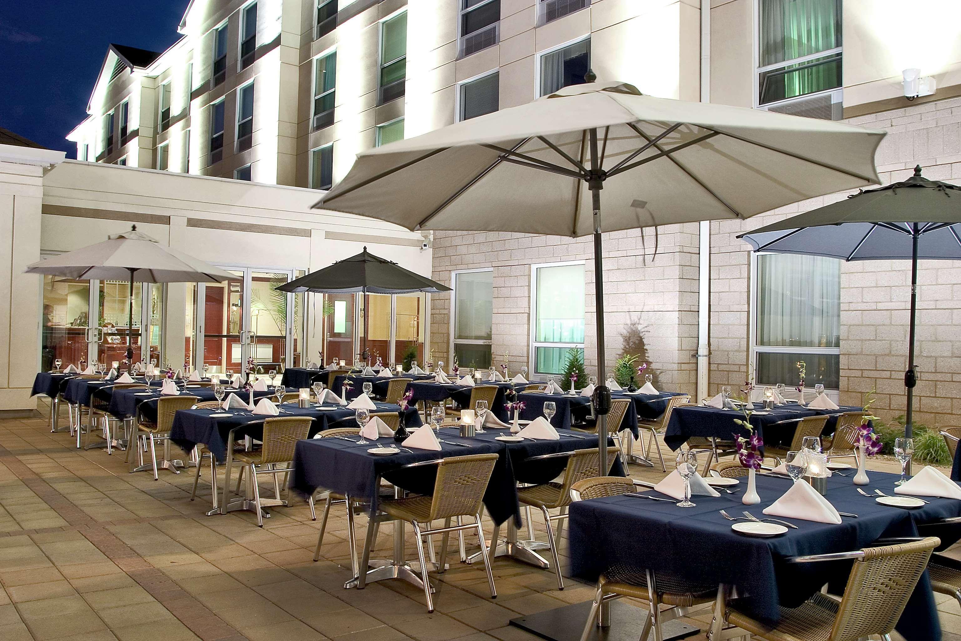 Restaurant Hilton Garden Inn Montreal Airport