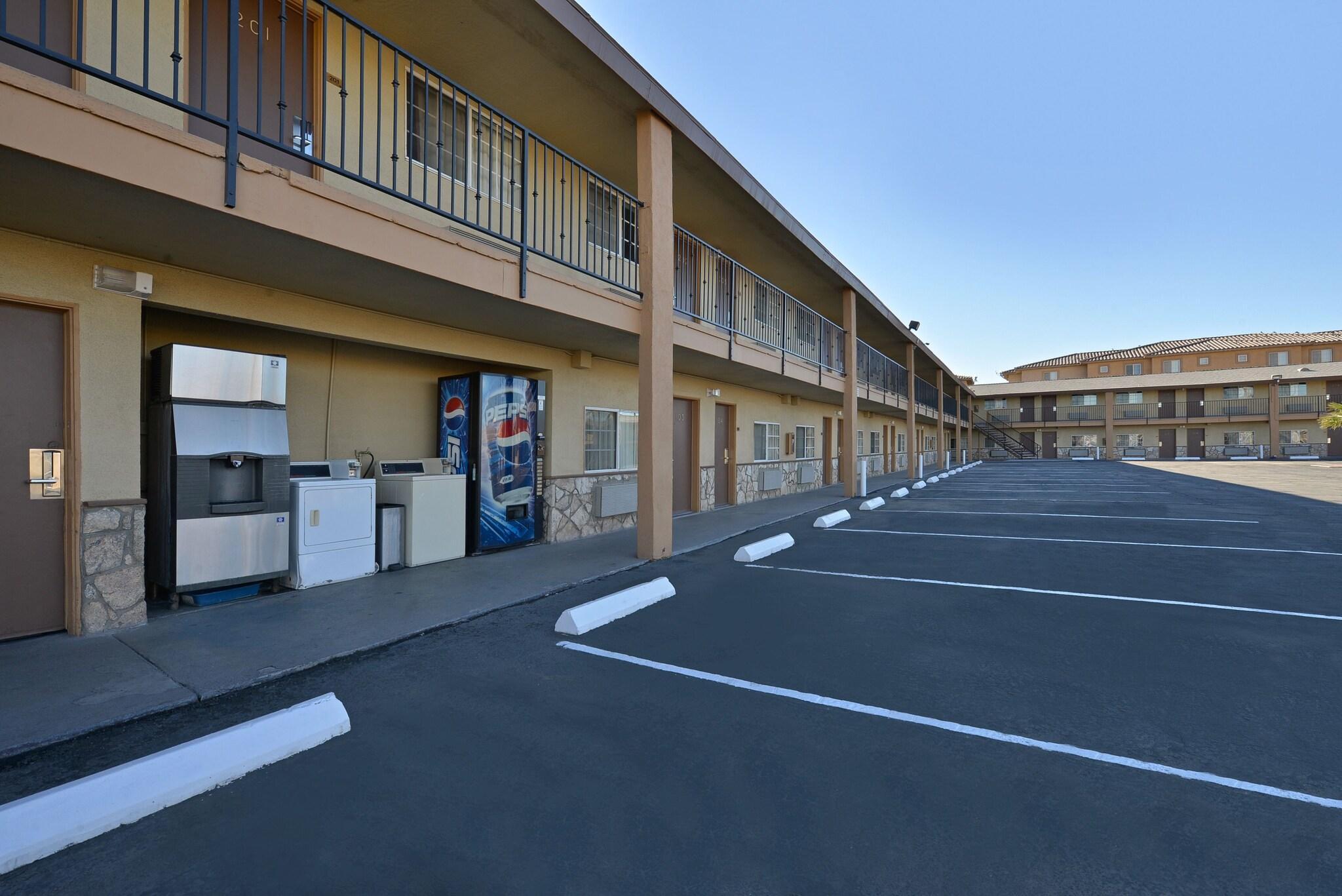 Vista Exterior Crown Motel