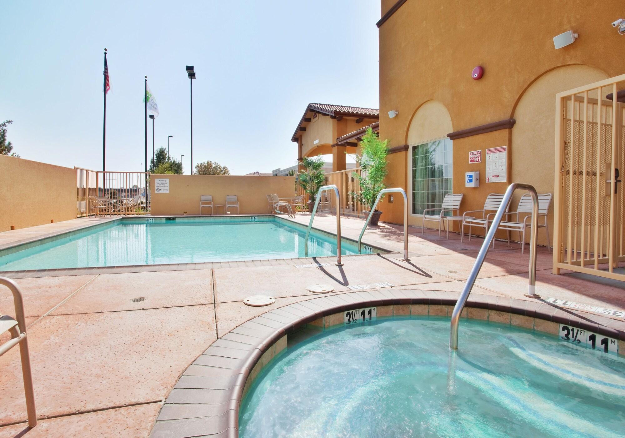 Vista Piscina Holiday Inn Express & Suites Willows by IHG