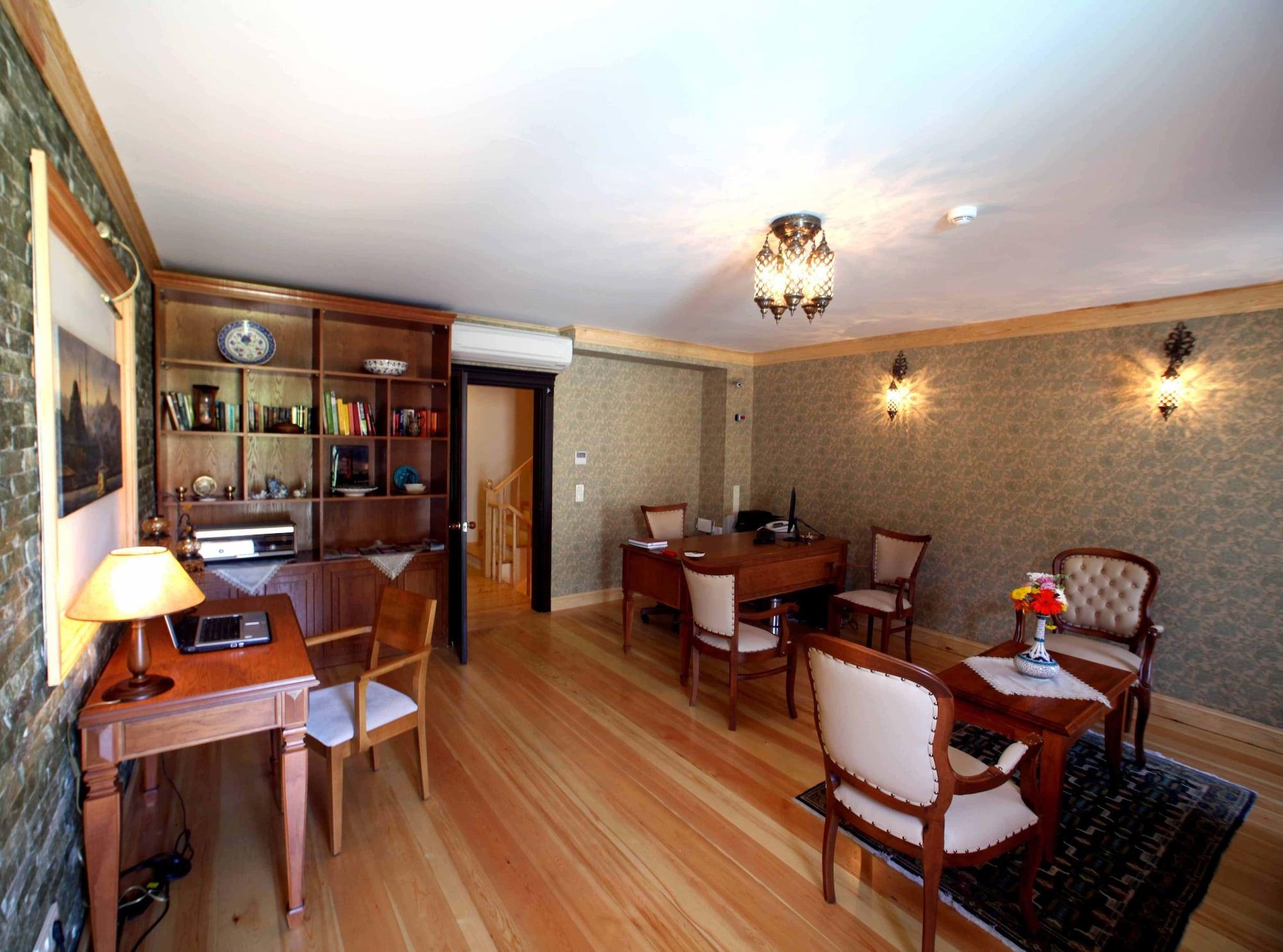 Varios Lalinn Hotel