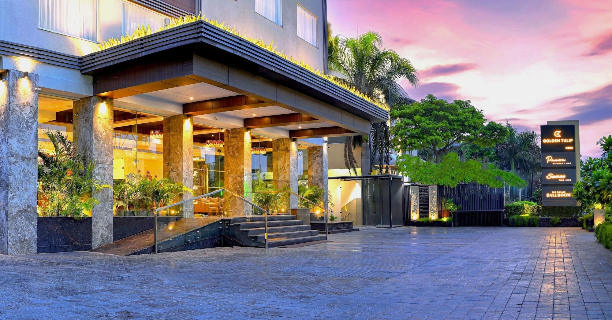 Vista Exterior Golden Tulip Agra