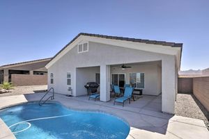Alquiler Vacacional - Sunny Bullhead City Home w/ Patio & Mnt View!