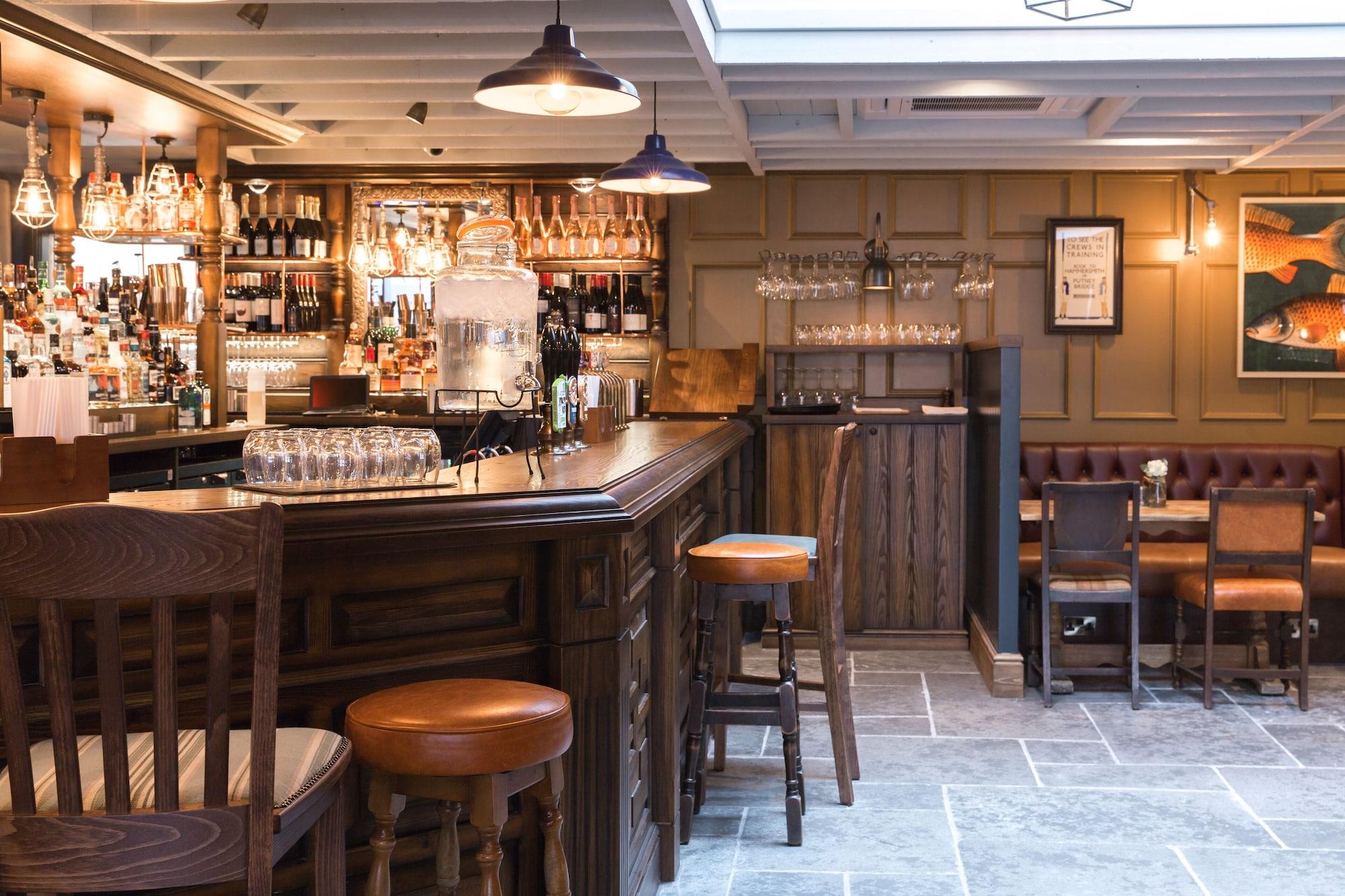 Bar/Salón The Bridge Hotel