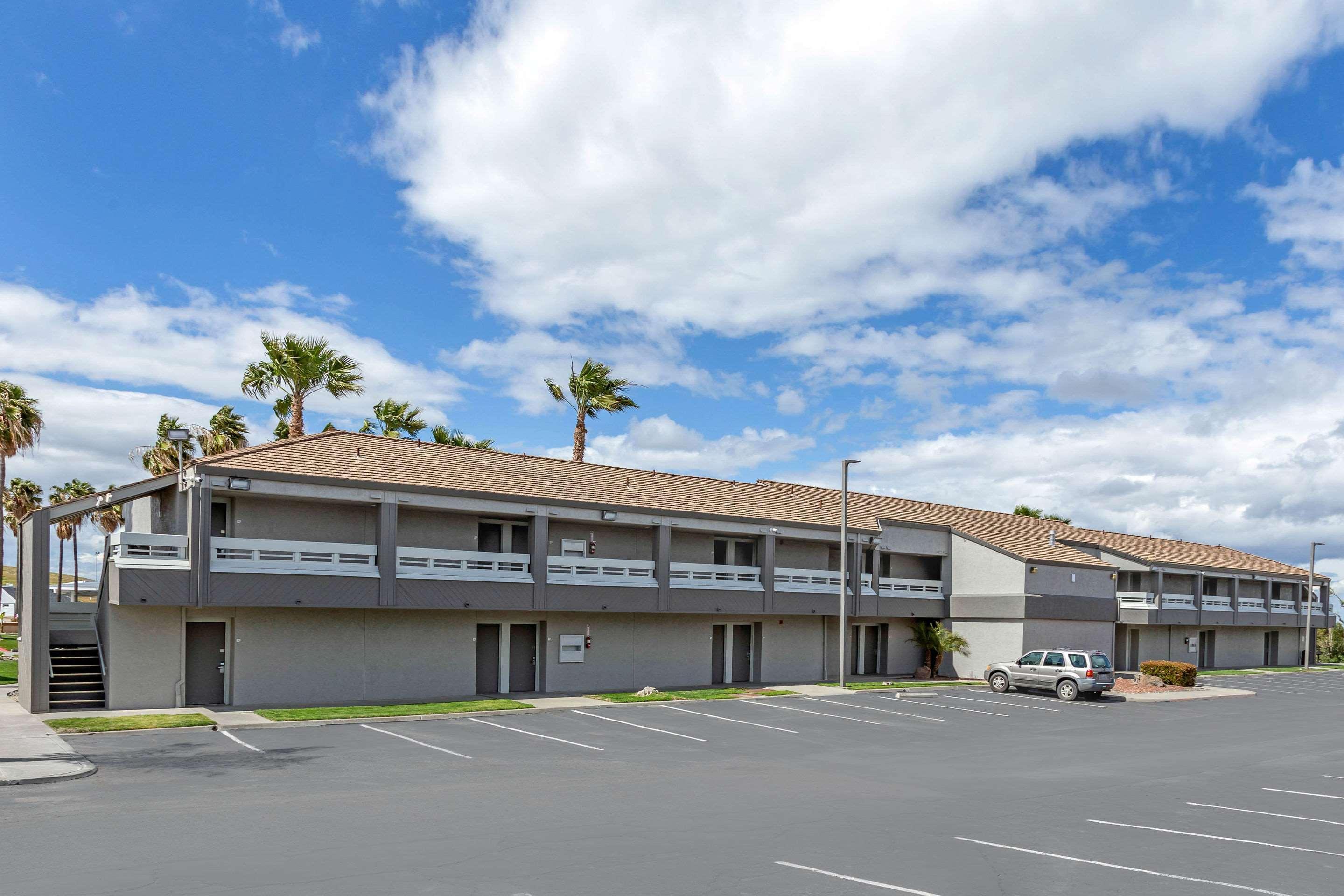 Vista Exterior Quality Inn Kettleman City near Hwy 41