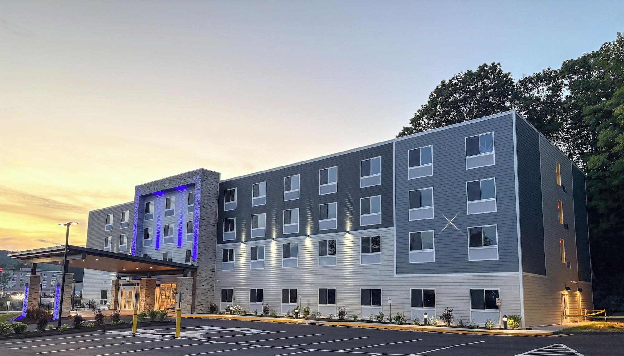 Vista Exterior Holiday Inn Express & Suites Pittsfield - Berkshires by IHG