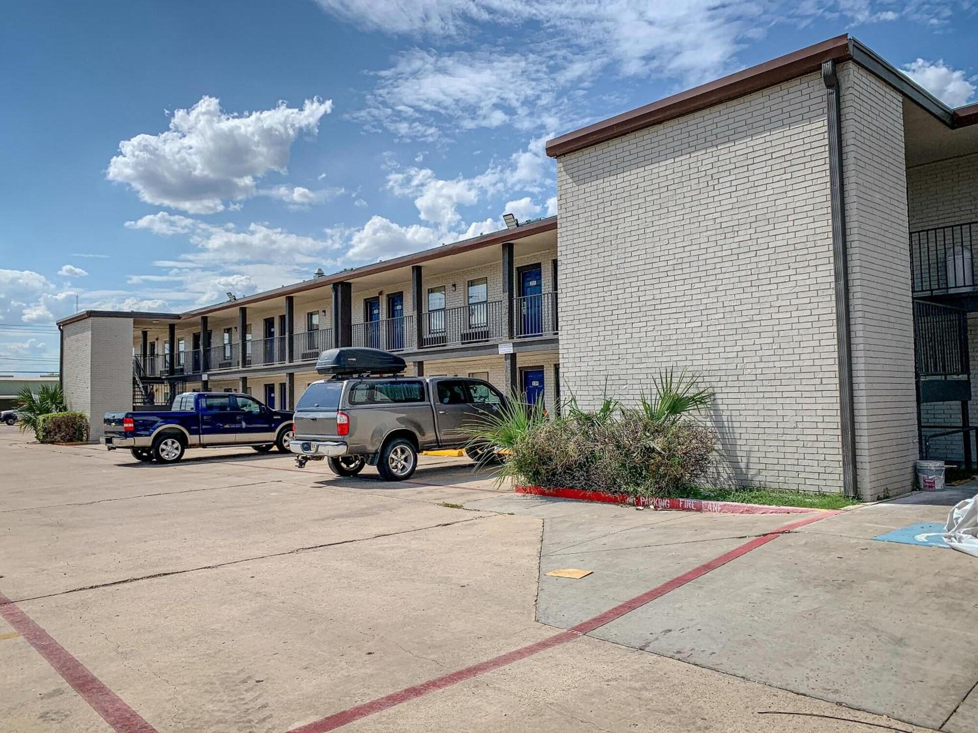 Vista Exterior Studio 6 Laredo, TX - North I-35