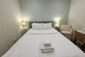 Alquiler Vacacional - 13 Bedroom 9 Bathroom crew housing, 2 kitchens, laundry rooms, parking, unit c+f