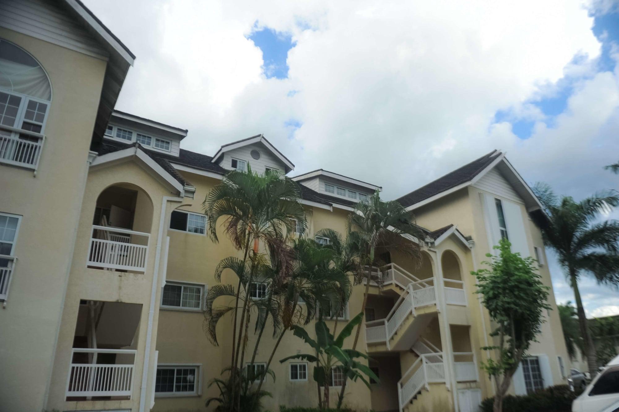 Vista Exterior Lagoons Apartments