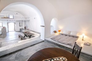 Alquiler Vacacional - The Red Winehouse | Old winery converted into a stylish villa | close to Oia