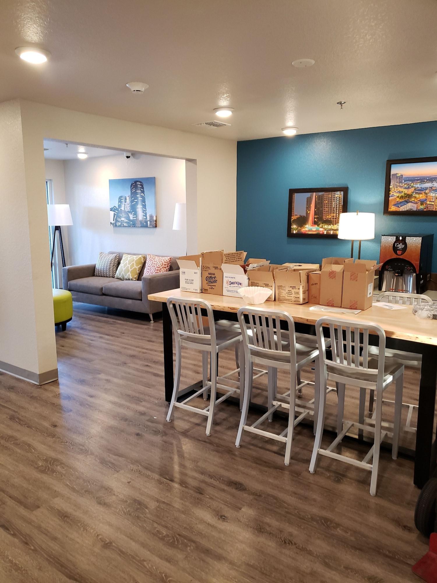 Bar/Salón WoodSpring Suites Orlando International Drive