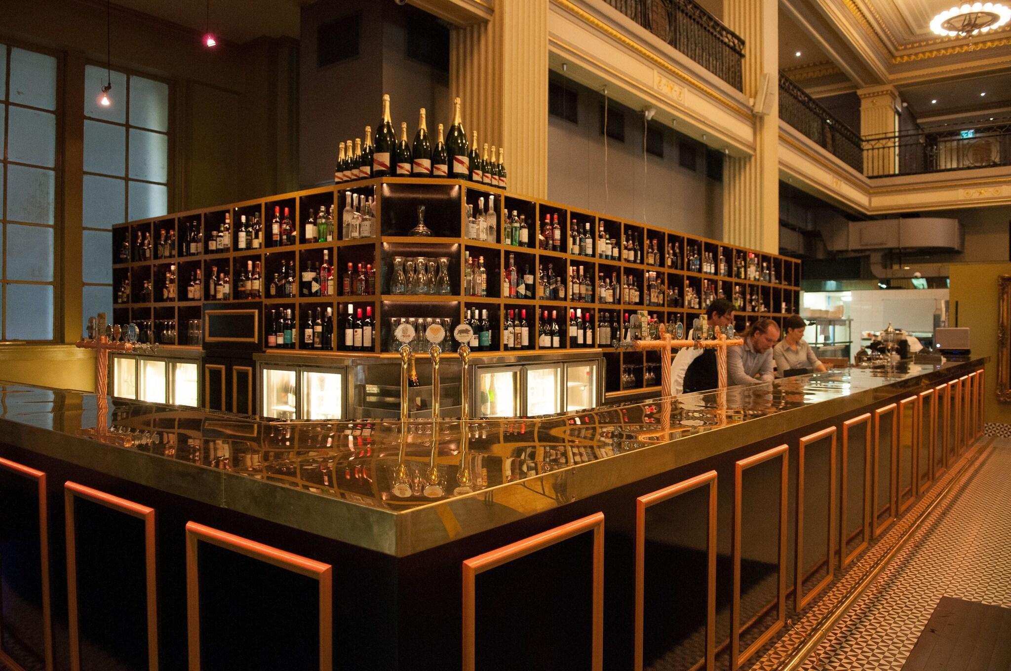 Bar/Salón Treasury on Collins