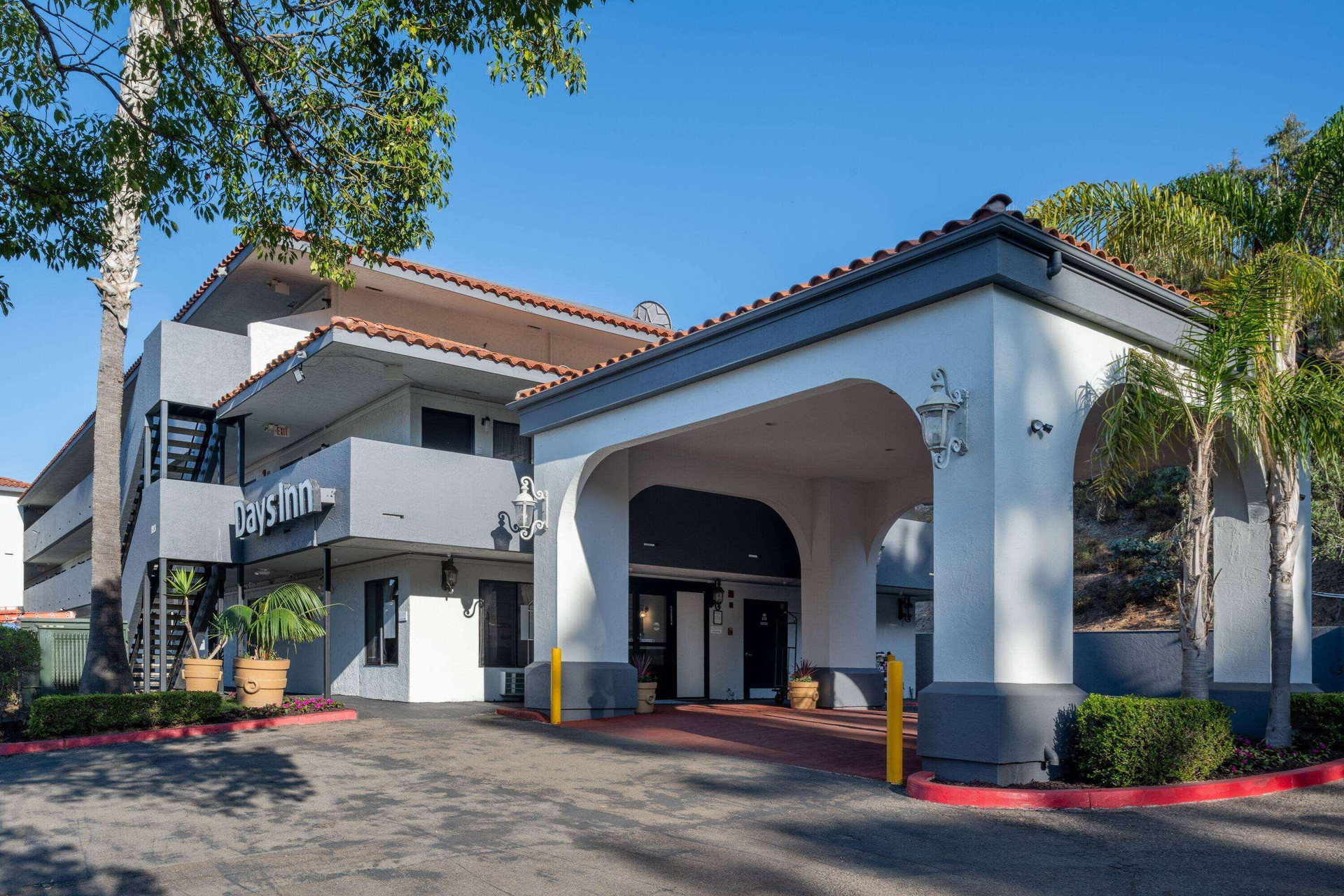 Vista Exterior Days Inn by Wyndham Encinitas Moonlight Beach