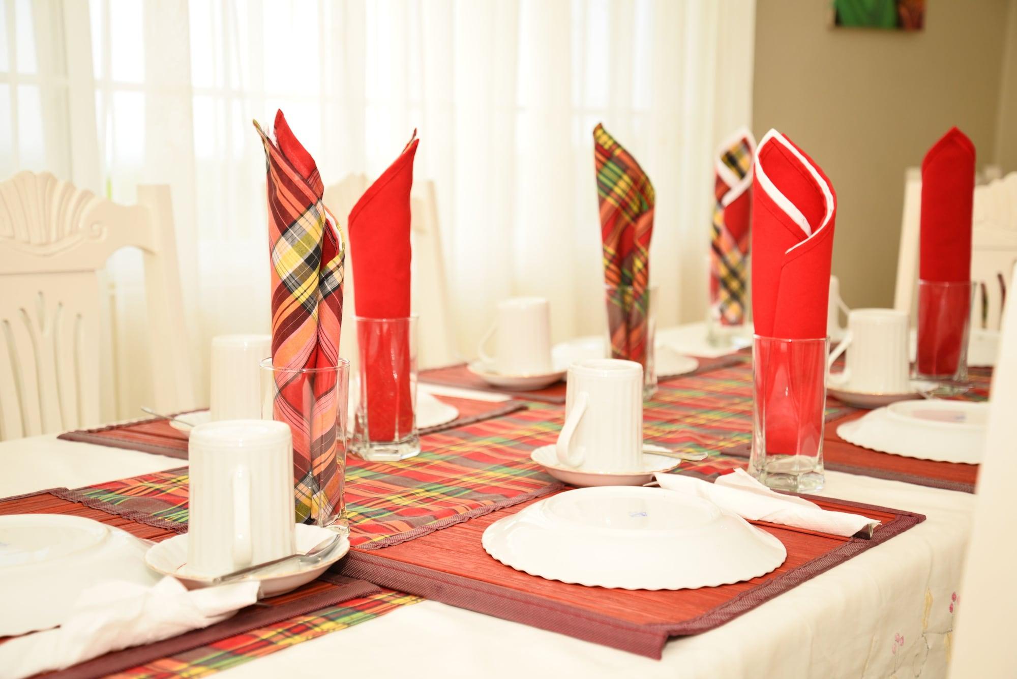 Restaurant Retreat Guesthouse Luxury Suites