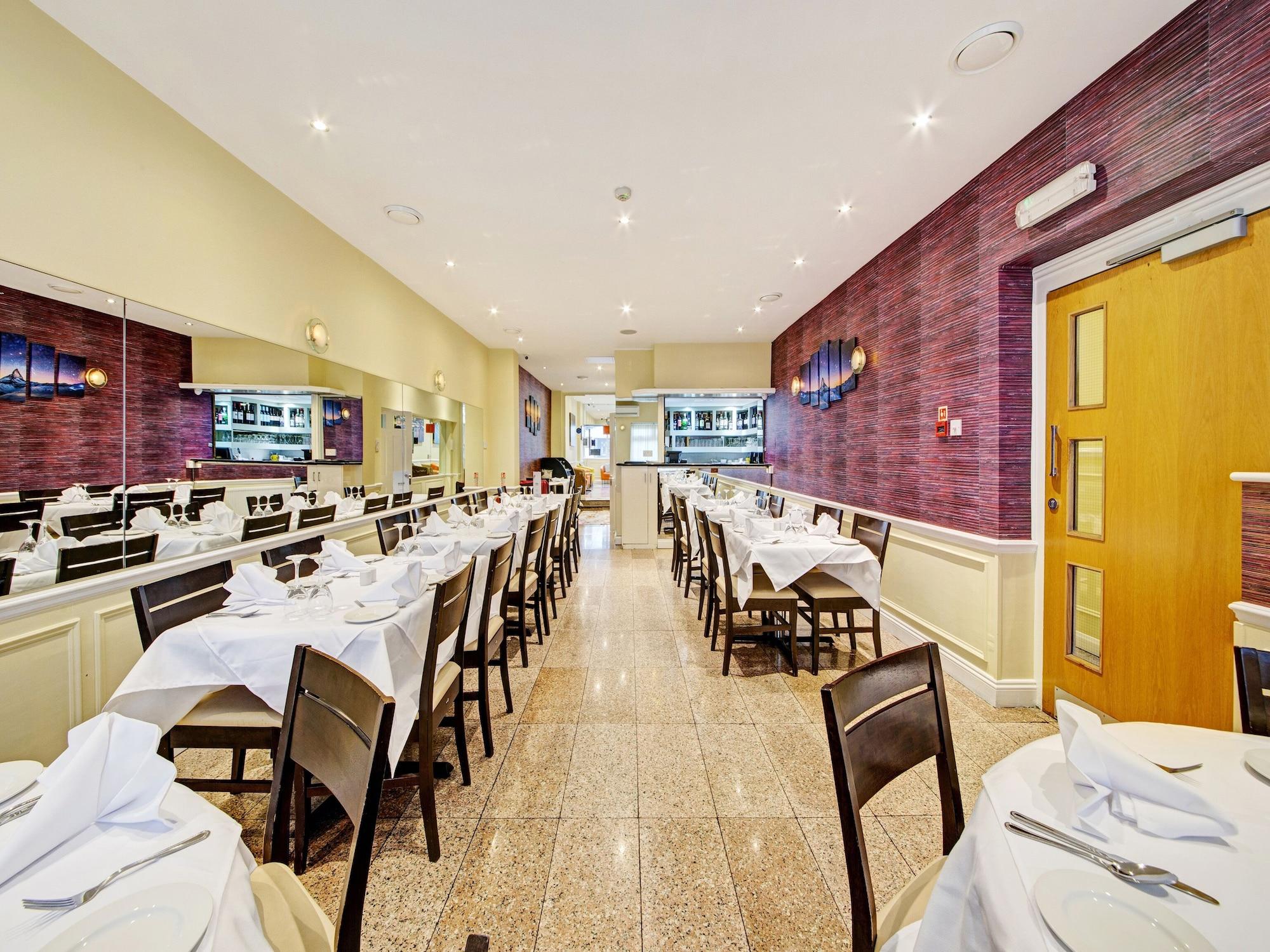 Restaurant OYO Bostons Manor Hotel, Hanwell London