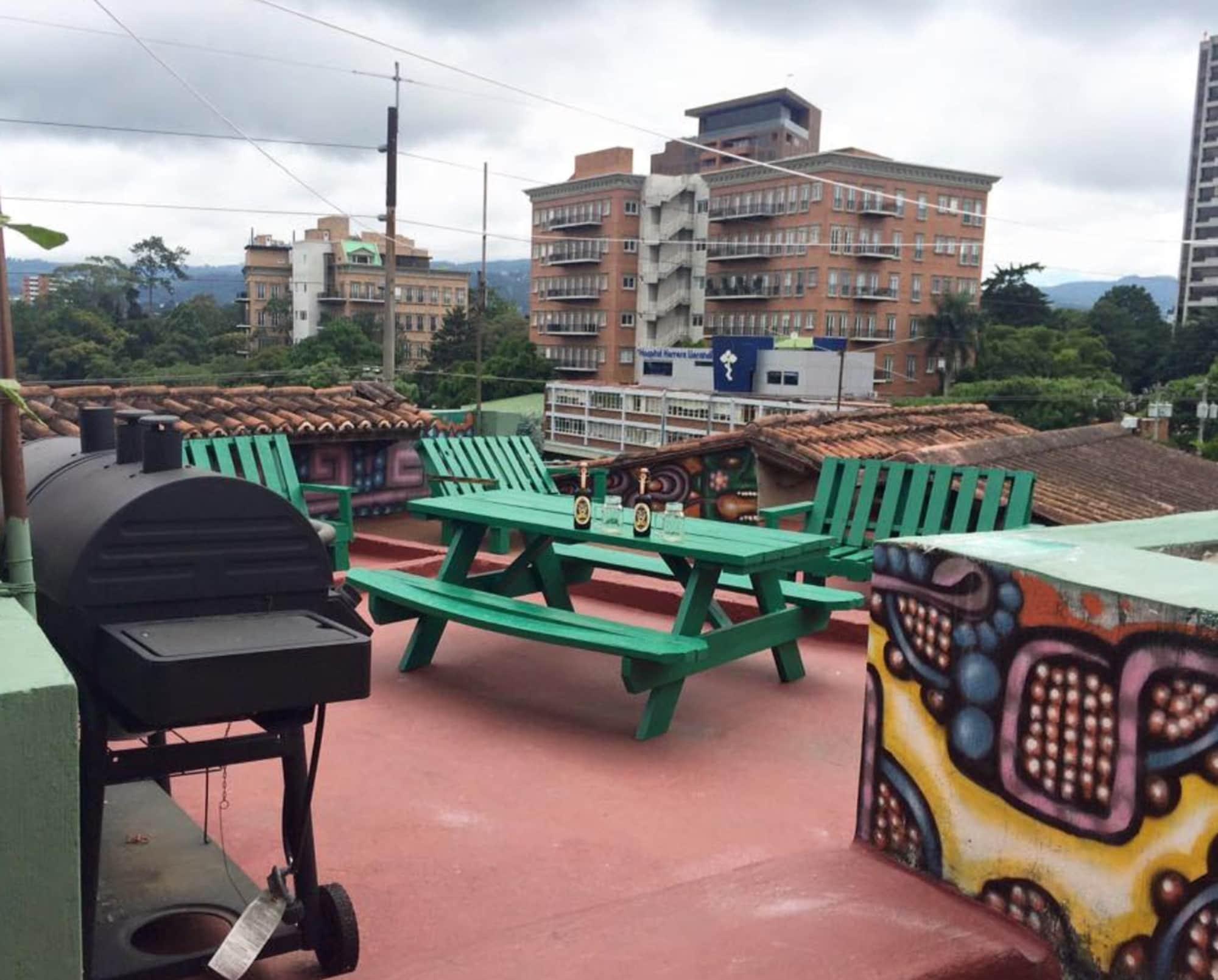 Varios Quetzalroo Boutique Hostel