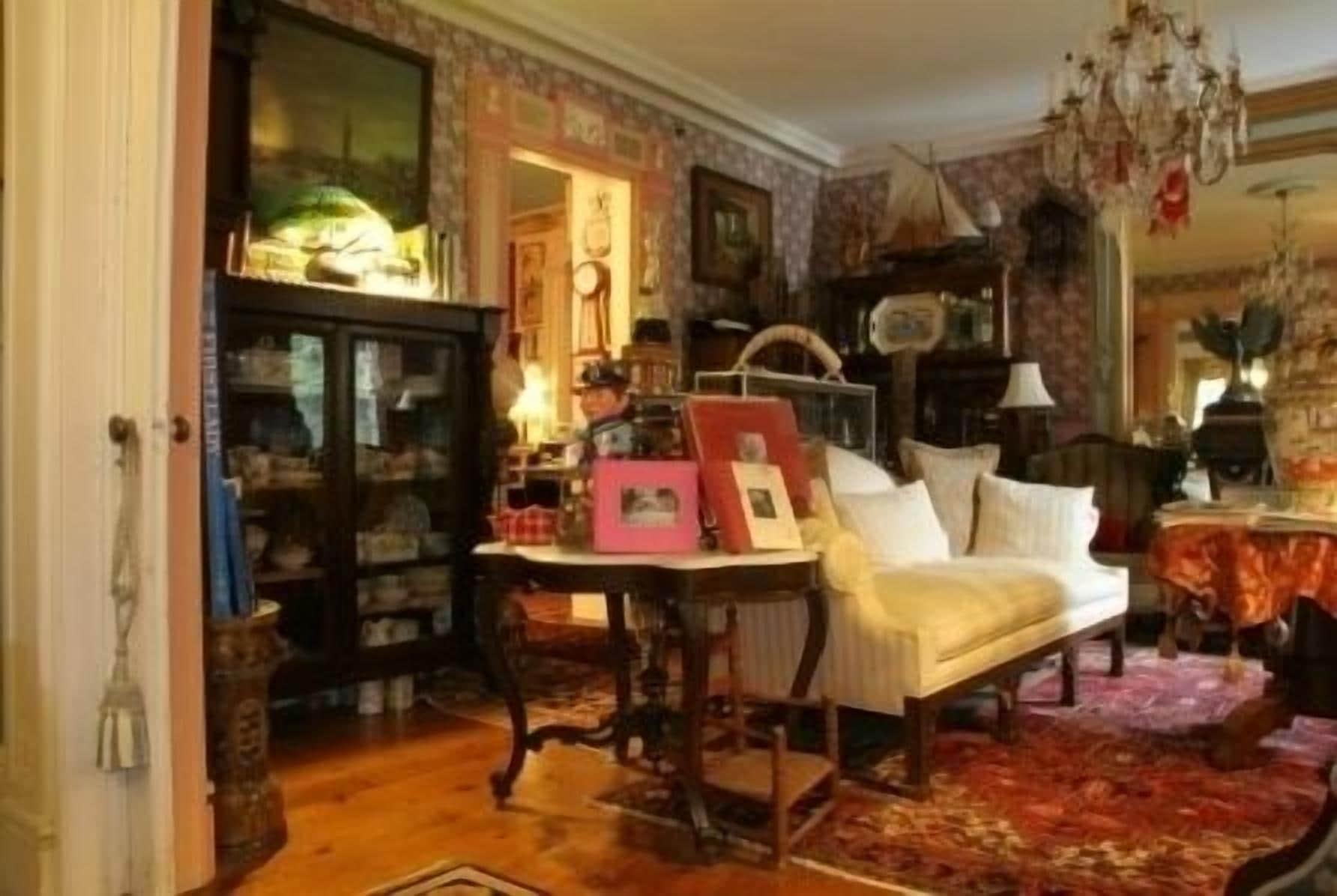 Vista Lobby House of 1833 Bed & Breakfast & Gardens