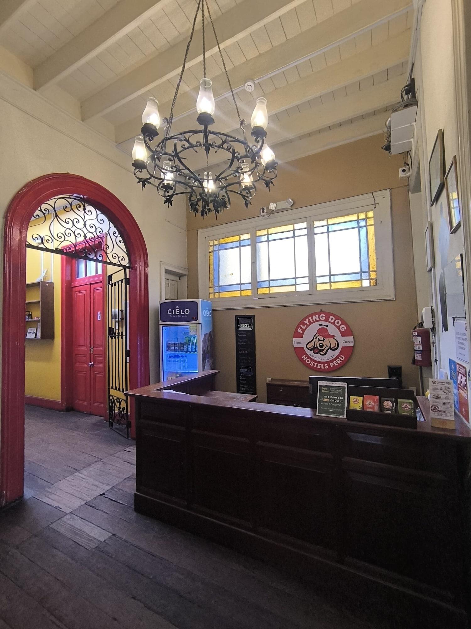 Varios Flying Dog Backpackers Hostel