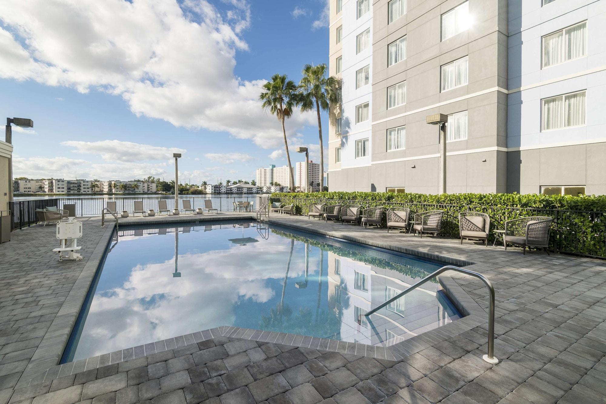 Vista Piscina Homewood Suites by Hilton Miami-Airport/Blue Lagoon