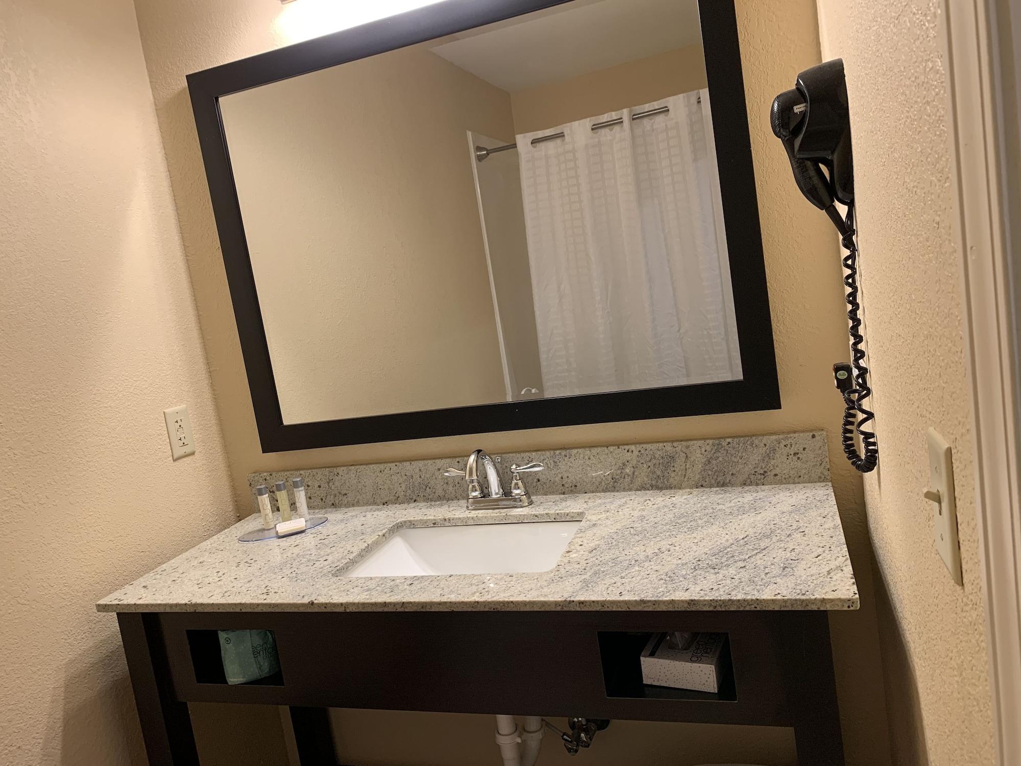 Equipamiento de Habitación Days Inn & Suites by Wyndham Florence/Jackson Area