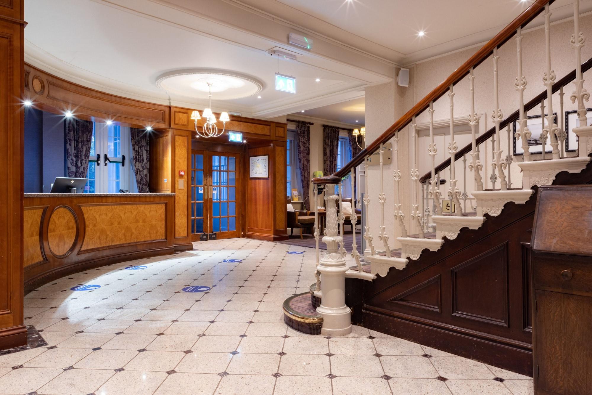 Vista Lobby Avisford Park Hotel