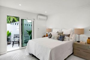 Renta temporal - Modern with Private Pool and Sea Pool across from house!