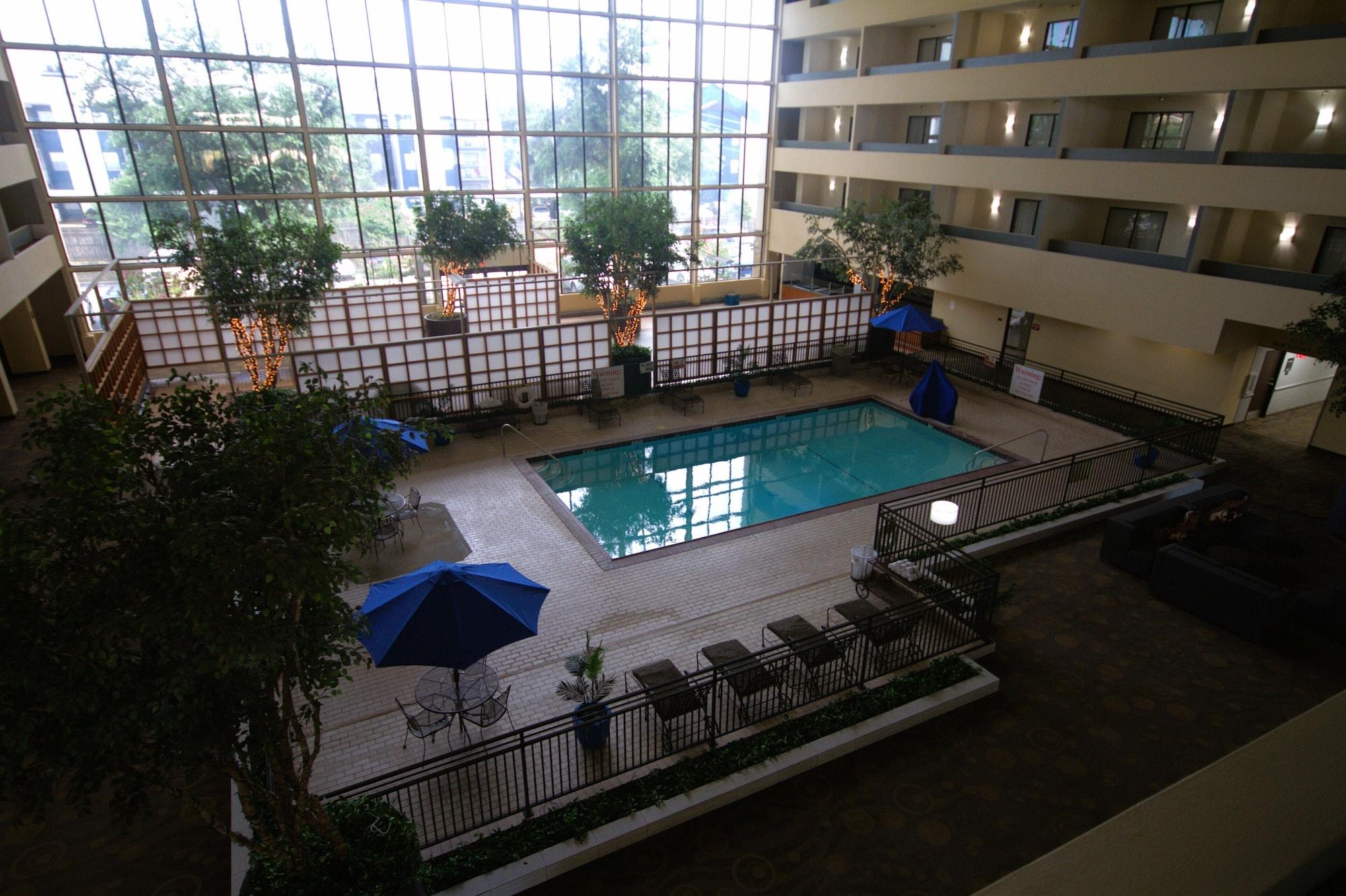 Vista Piscina Atrium Hotel and Suites DFW Airport South