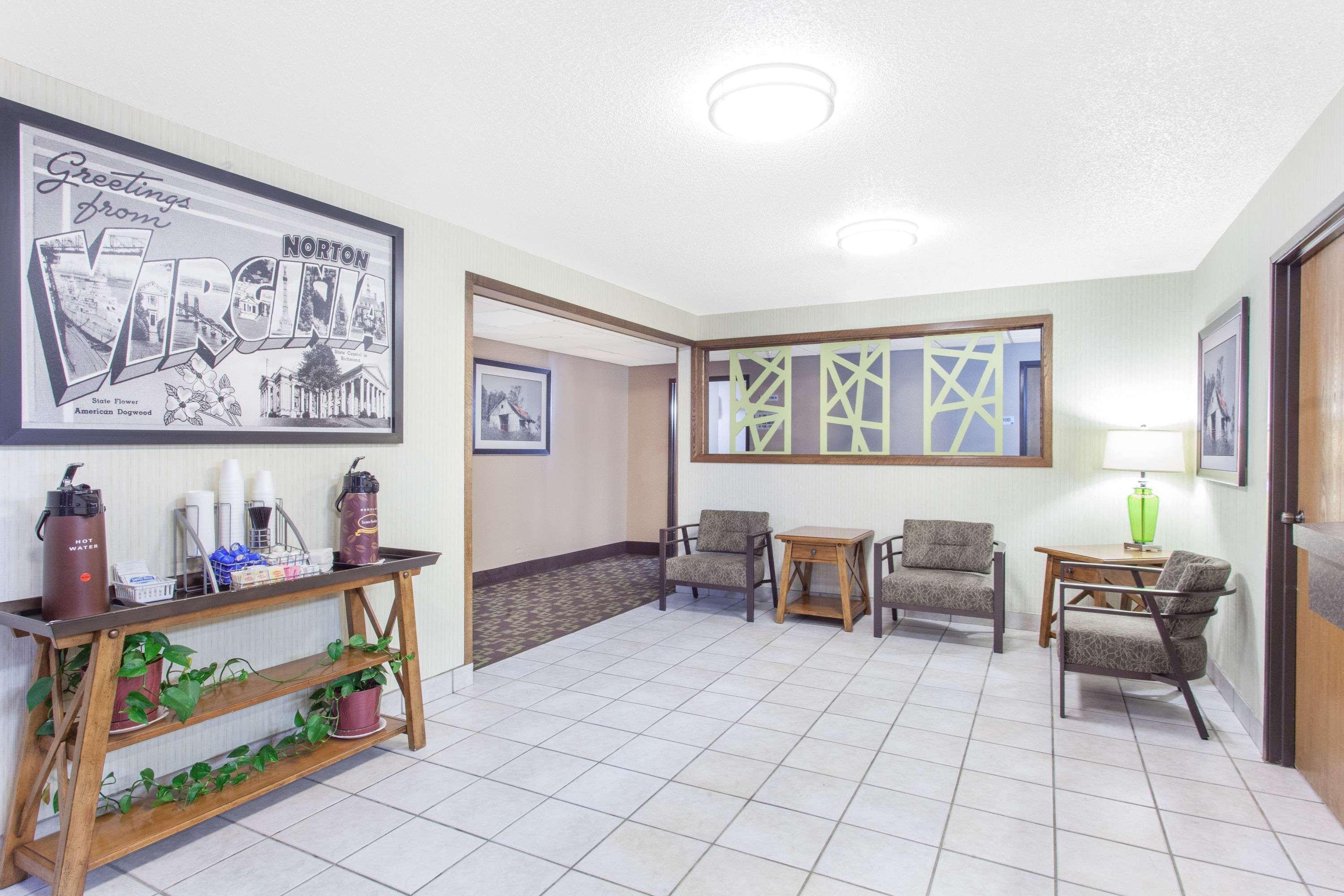 Vista Lobby Super 8 by Wyndham Norton VA