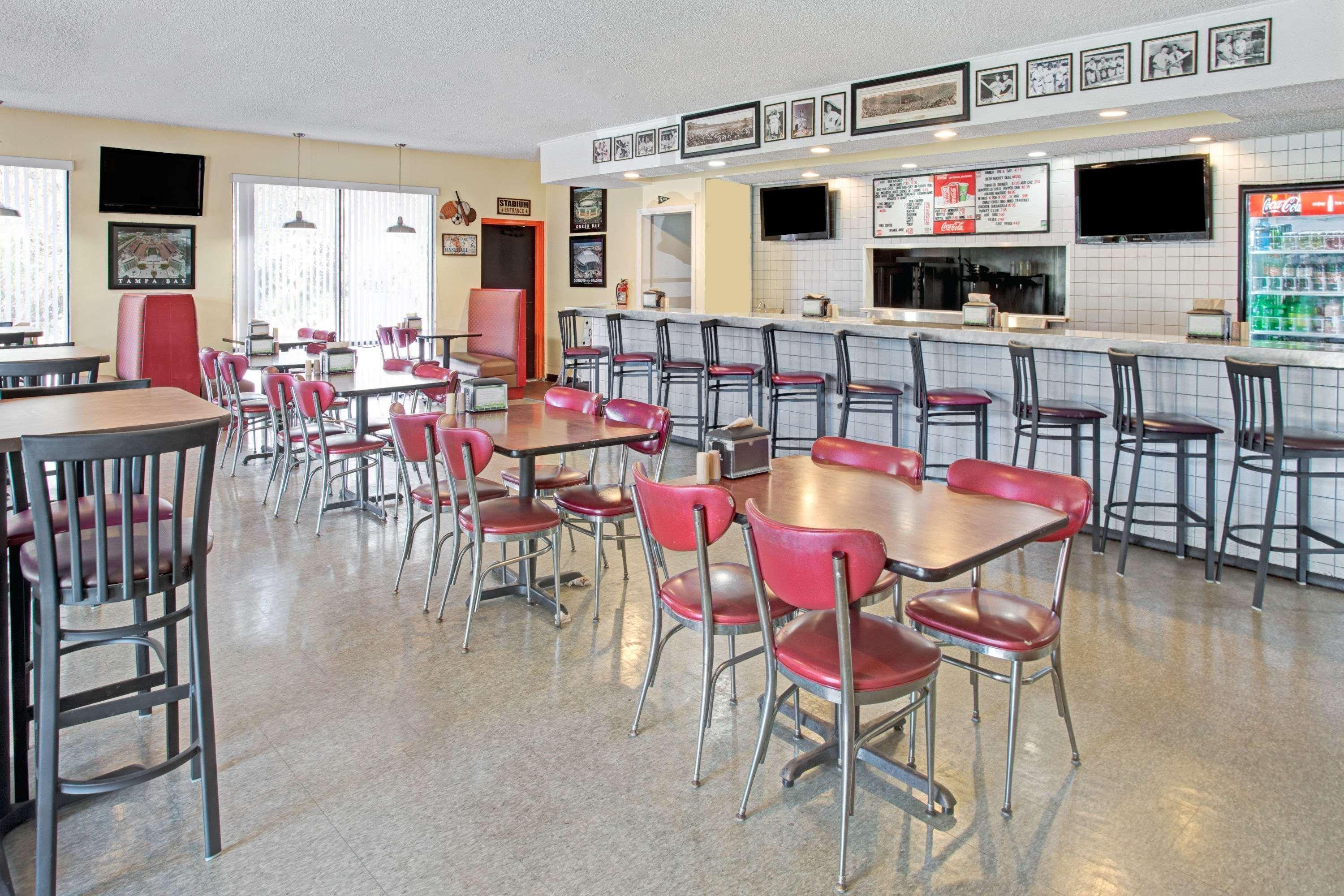 Restaurant Days Inn by Wyndham Cocoa Cruiseport West At I-95/524