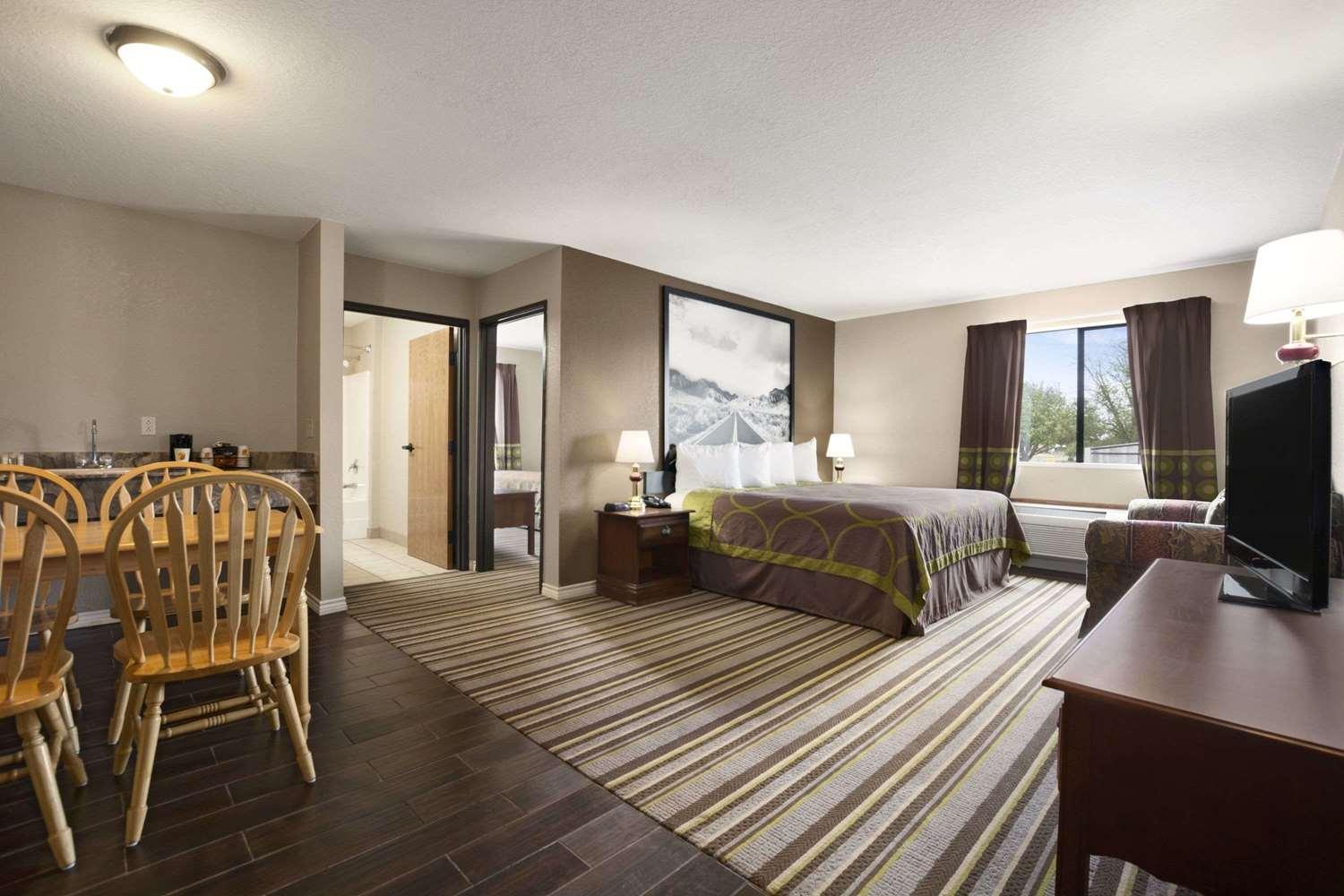 Suite Super 8 by Wyndham Childress