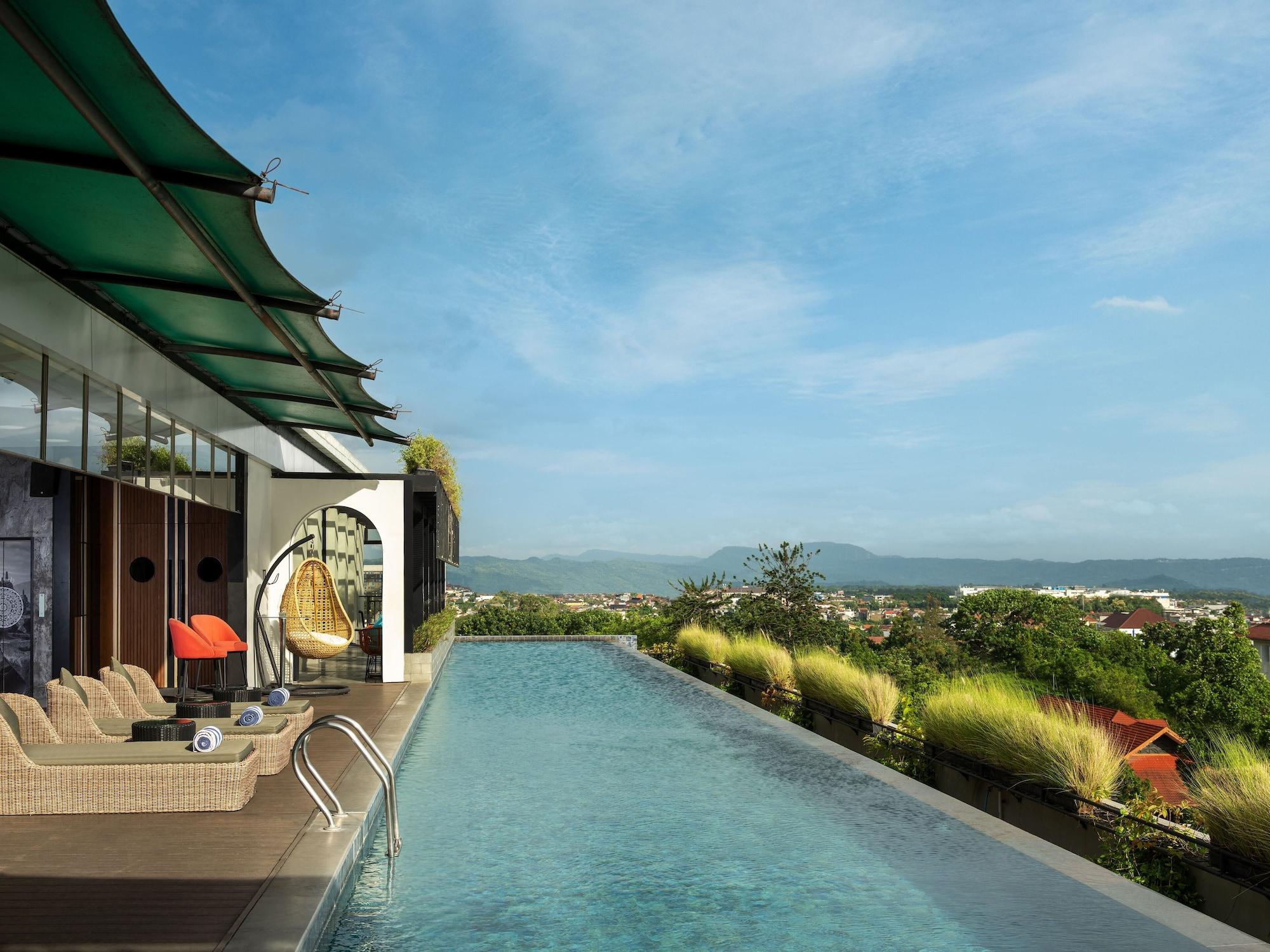 Vista Piscina The Manohara Hotel Yogyakarta