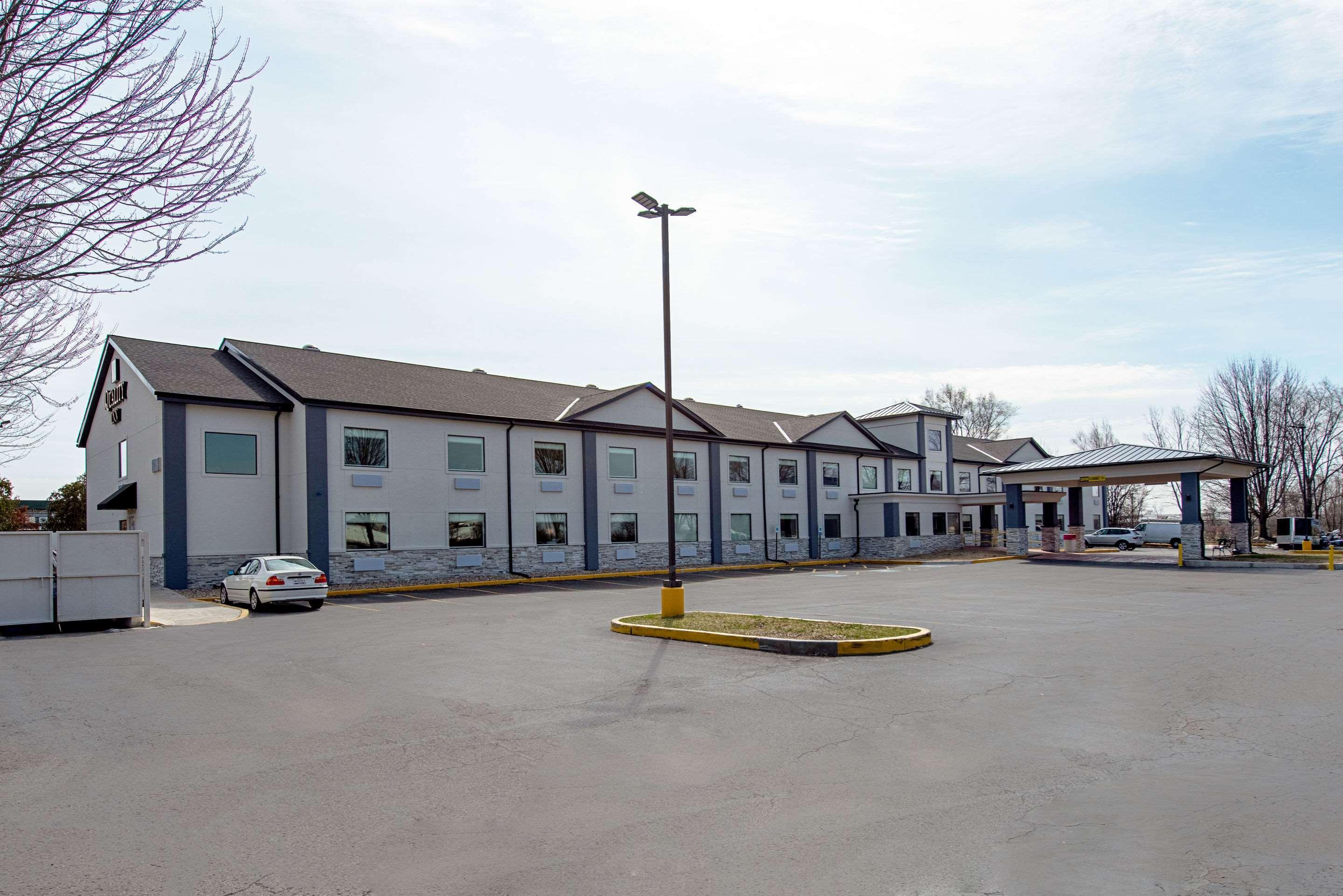 Vista Exterior Quality Inn Mishawaka Near Notre Dame