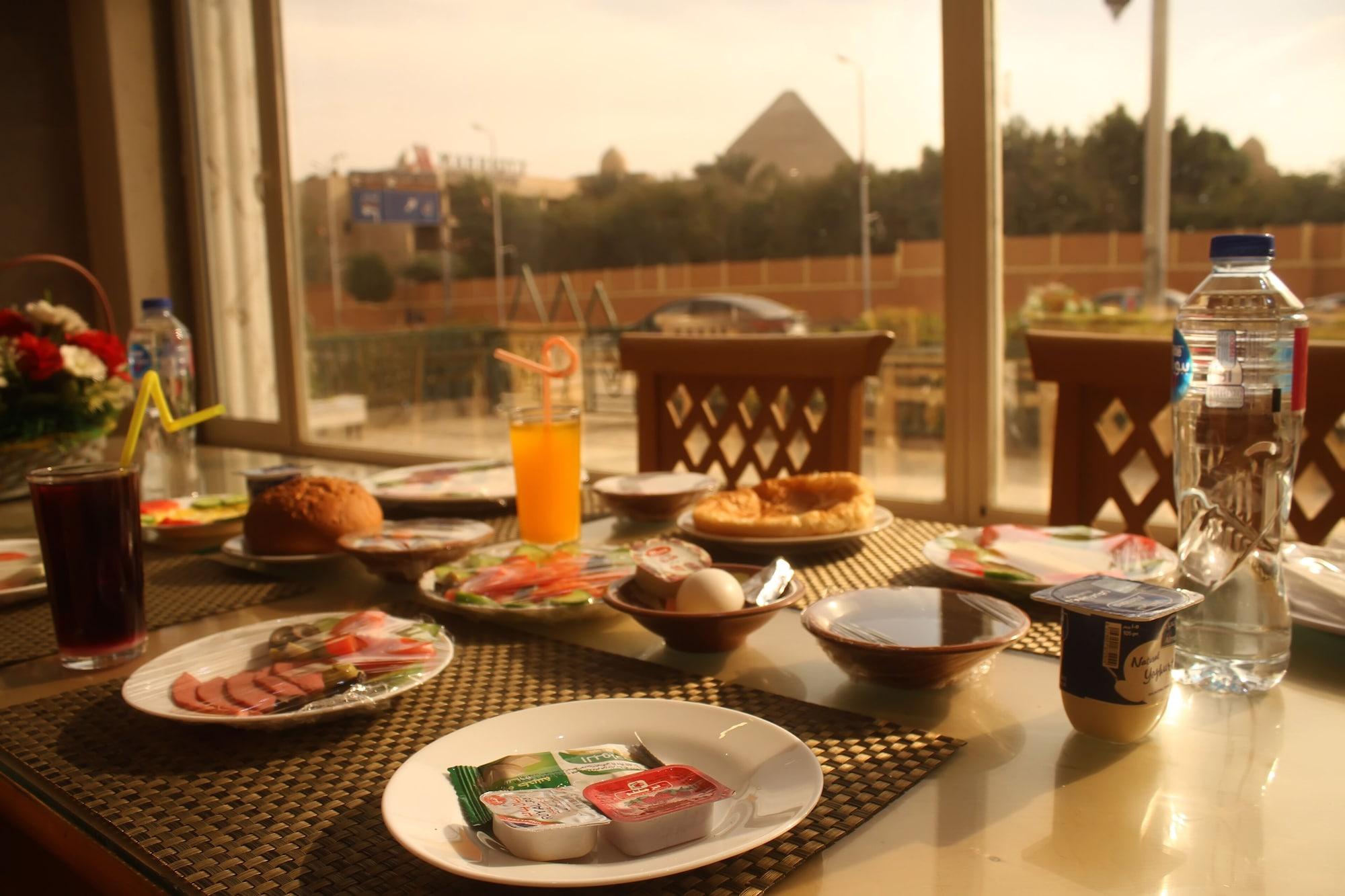 Restaurant Elite Pyramids view