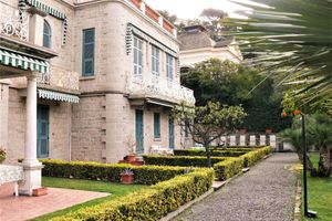 Alquiler Vacacional - apartment with garden in historic building with large park