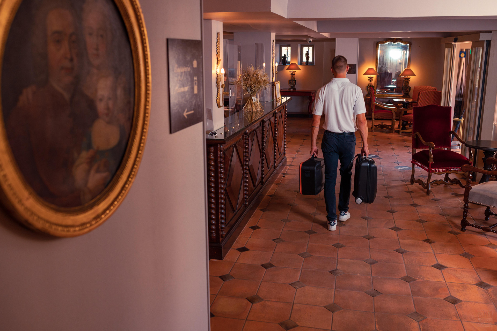 Vista Lobby Hôtel Le Donjon - Coeur de la Cité Médiévale