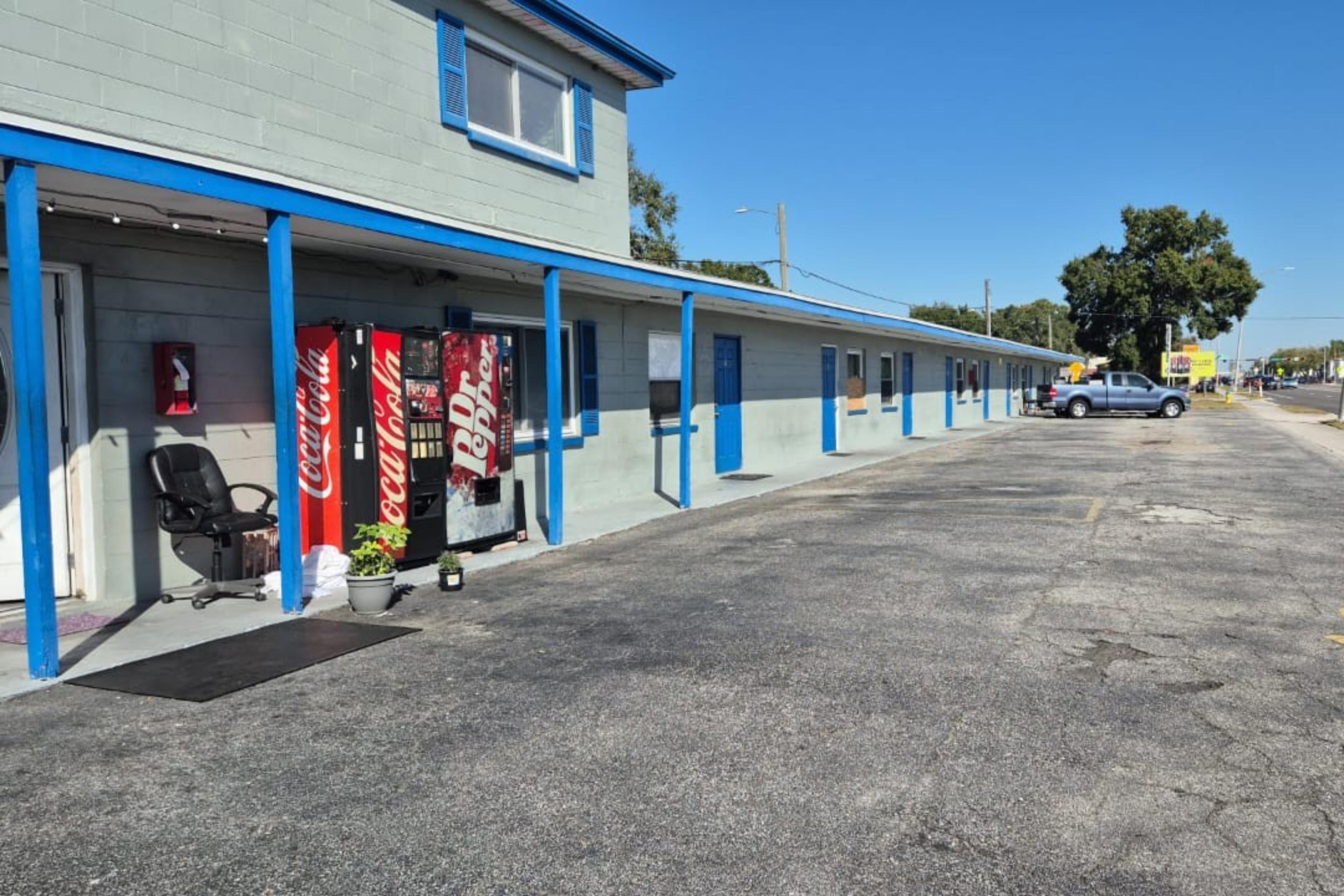 Vista Exterior Base Motel By OYO South Tampa