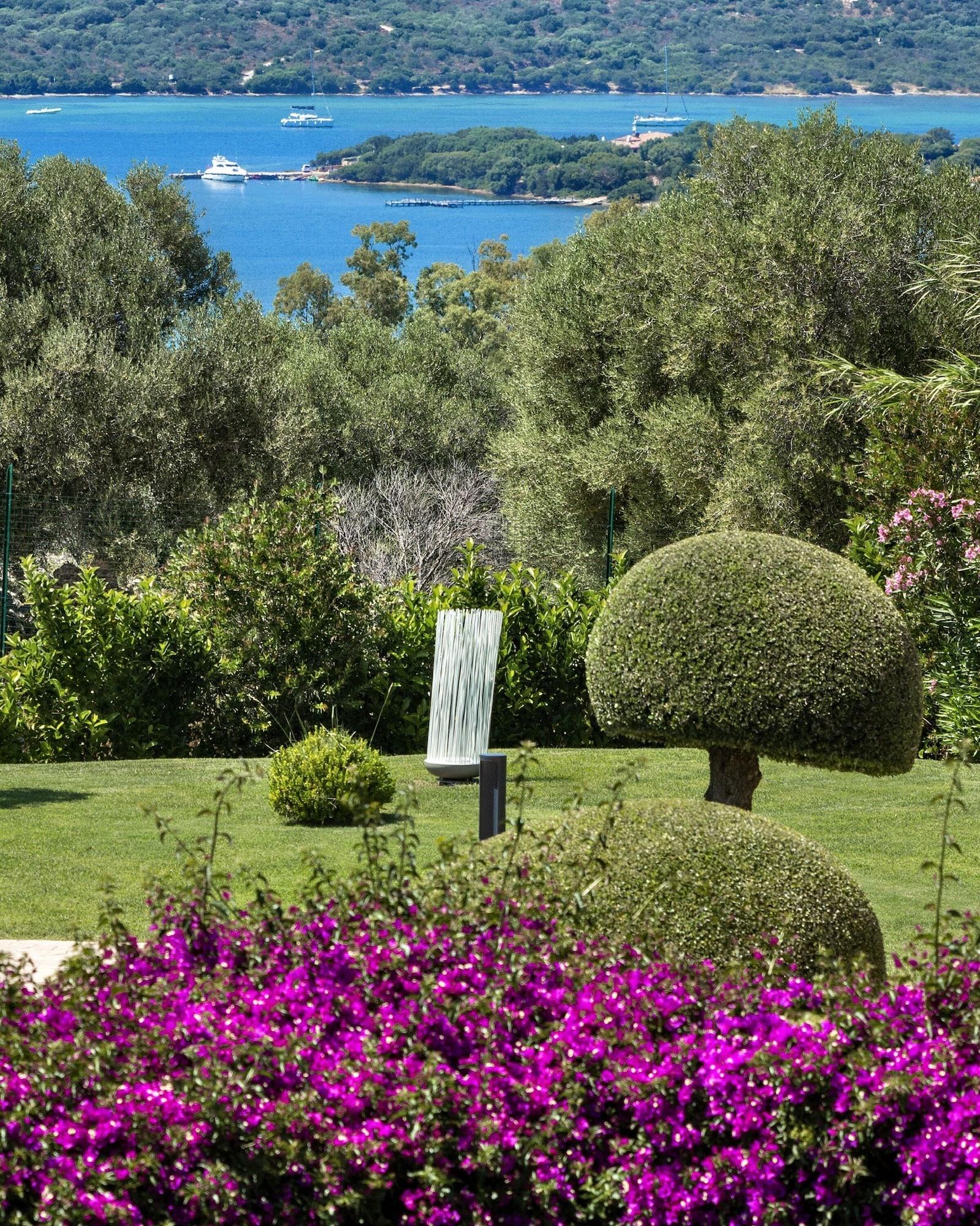 Vista Exterior Sulia House Porto Rotondo, Curio Collection by Hilton