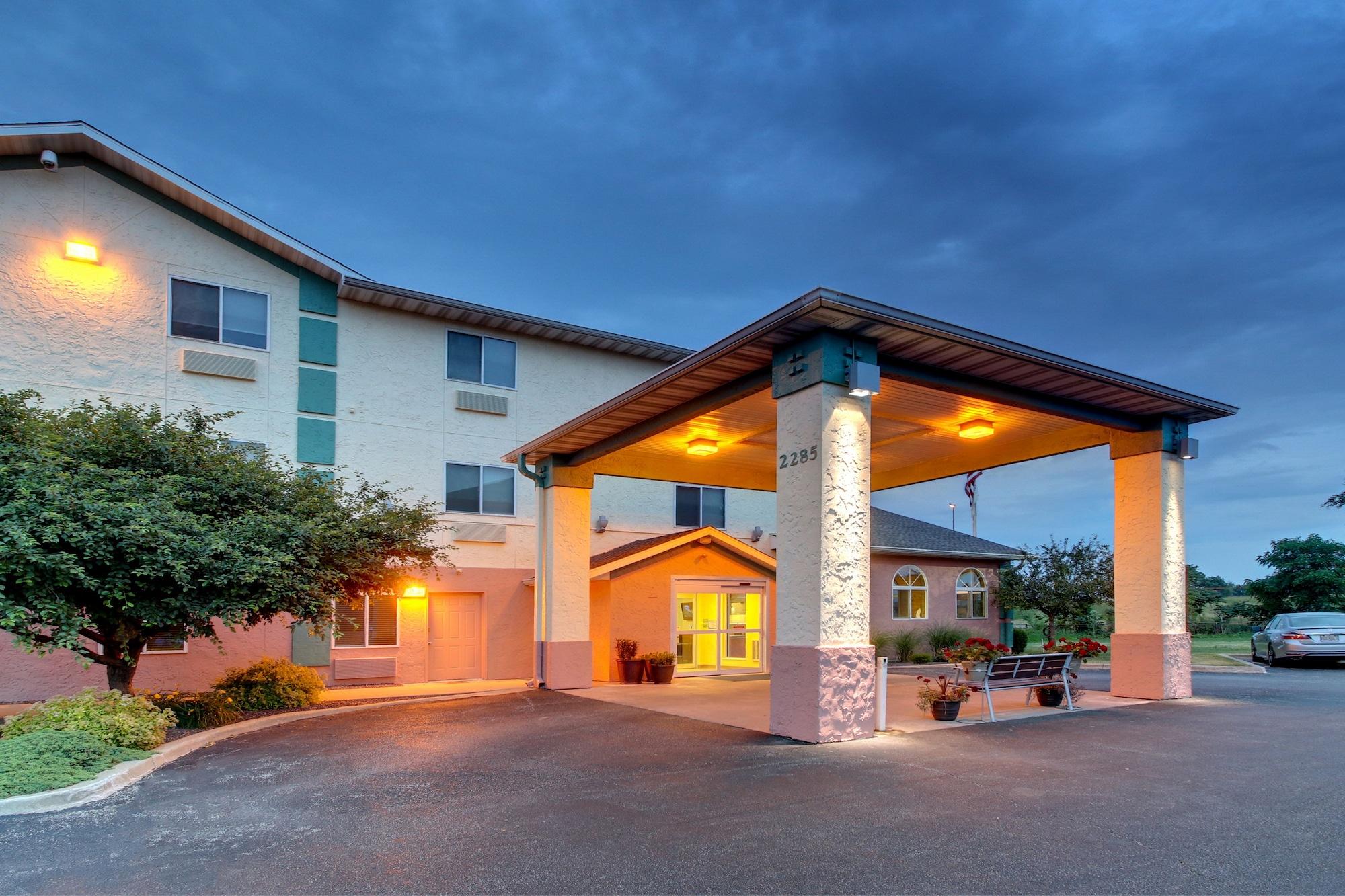 Vista Exterior Baymont by Wyndham Galesburg