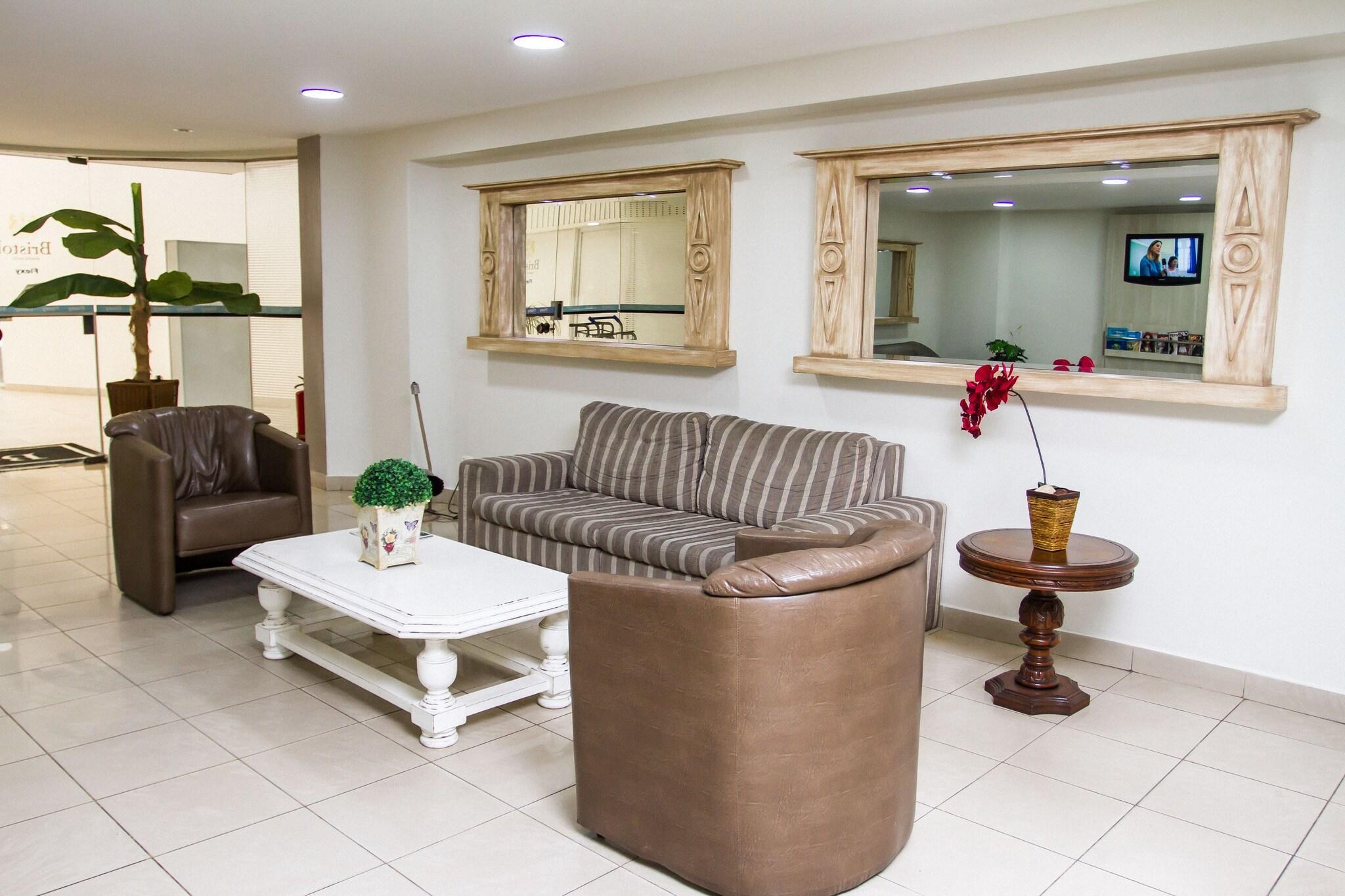 Vista Lobby Binder Hotel Quality Inn